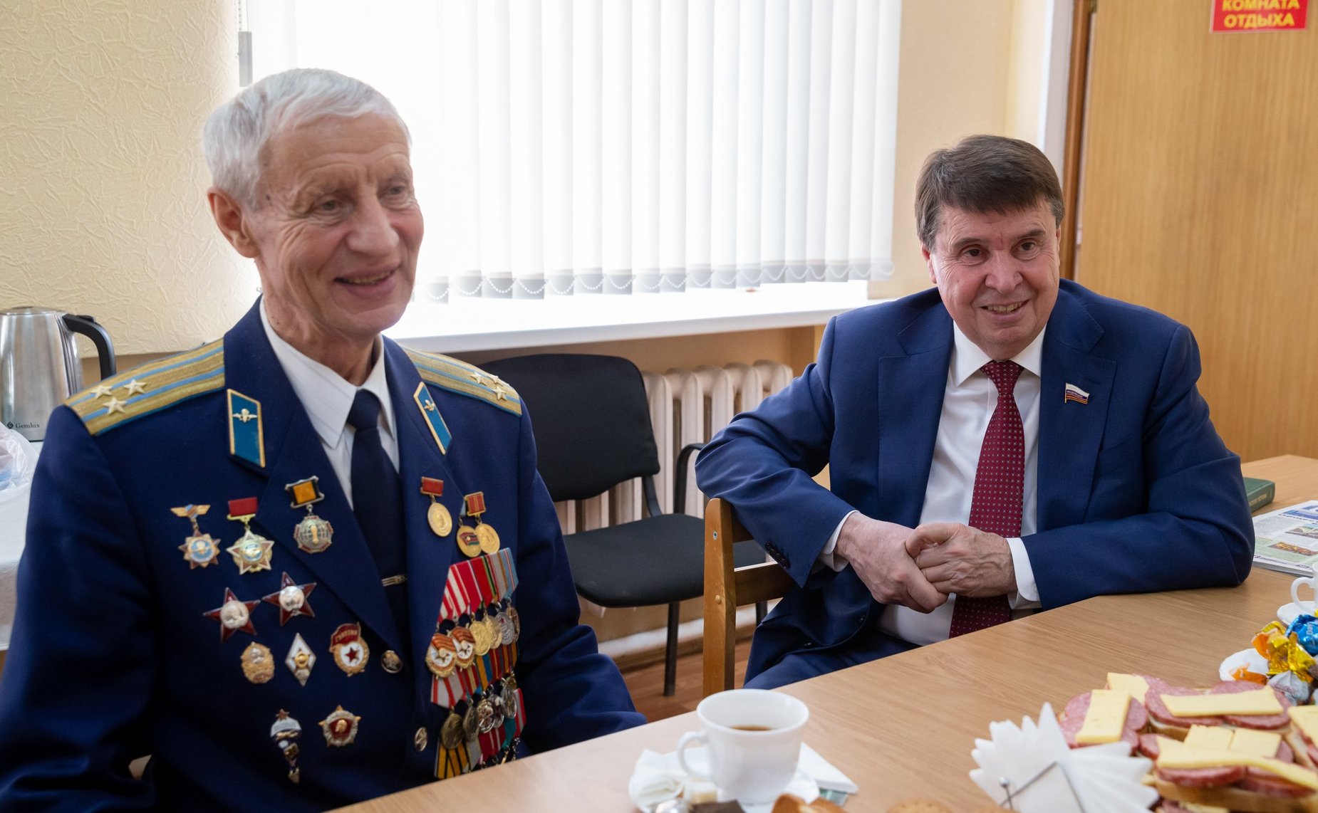 Встреча воинов гвардейского самоходного артиллерийского Симферопольского Краснознамённого орденов Суворова, Кутузова и Александра Невского полка с делегацией крымских шефов