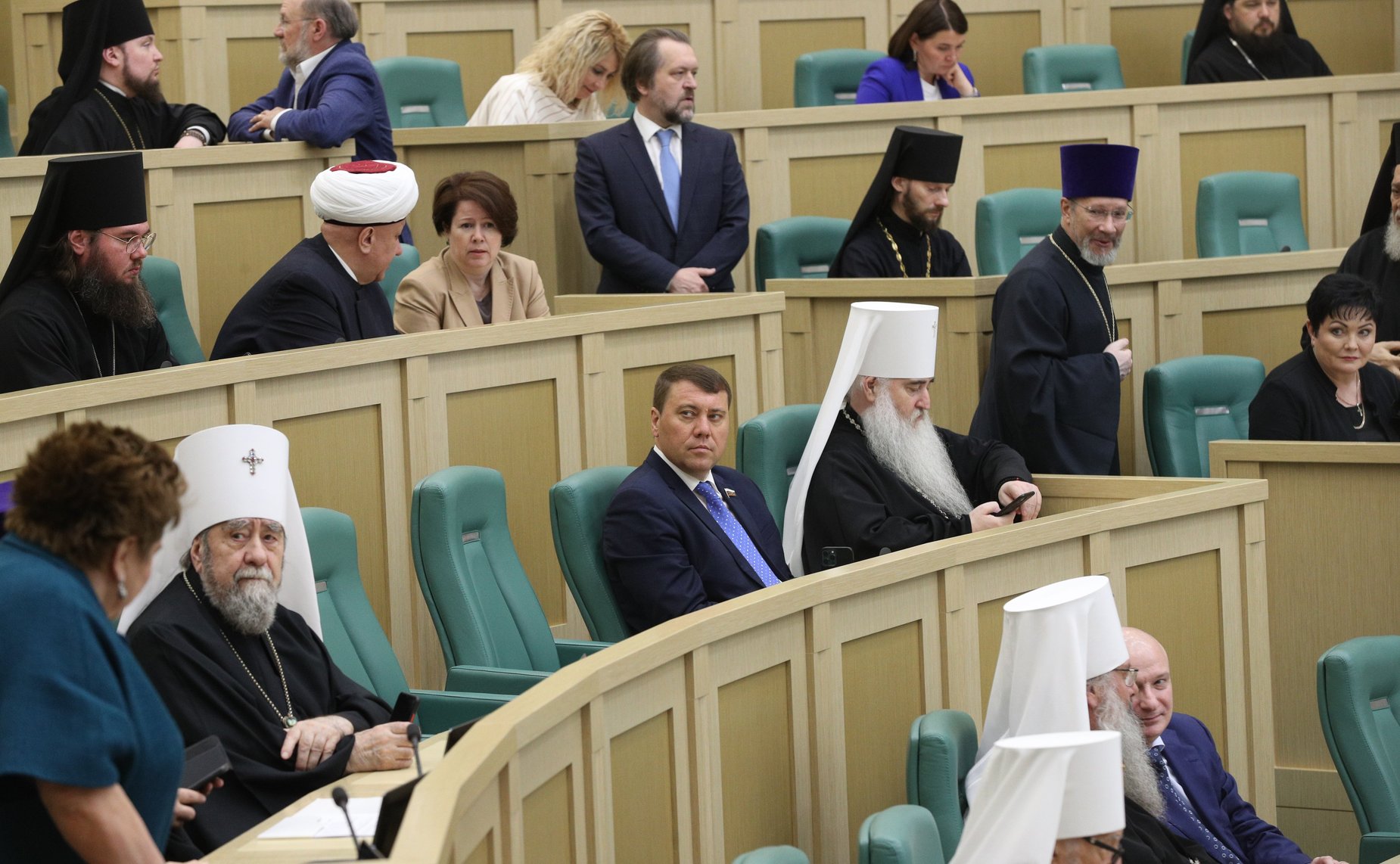 Пленарное заседание Х Парламентских встреч в рамках ХХХ Международных образовательных чтений «К 350-летию со дня рождения Петра I: секулярный мир и религиозность»