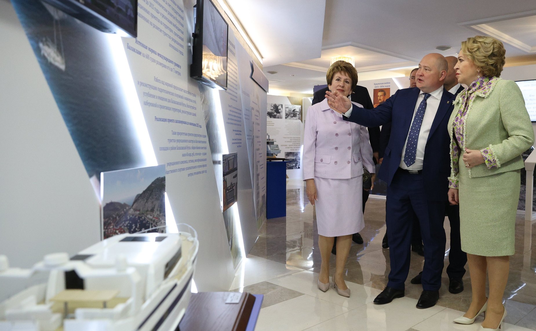 Валентина Матвиенко и Михаил Развожаев осмотрели выставку в Совете Федерации, посвященную легендарной истории и современному развитию города Севастополя