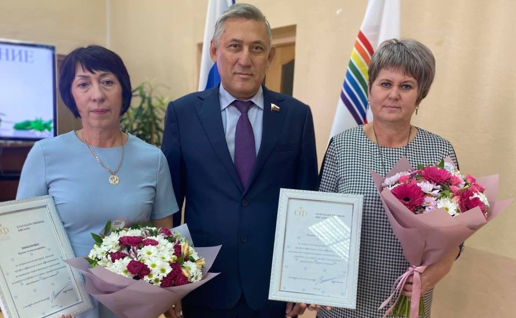 Юрий Валяев вручил Благодарственные письма работникам школьного образования за добросовестный и многолетний труд