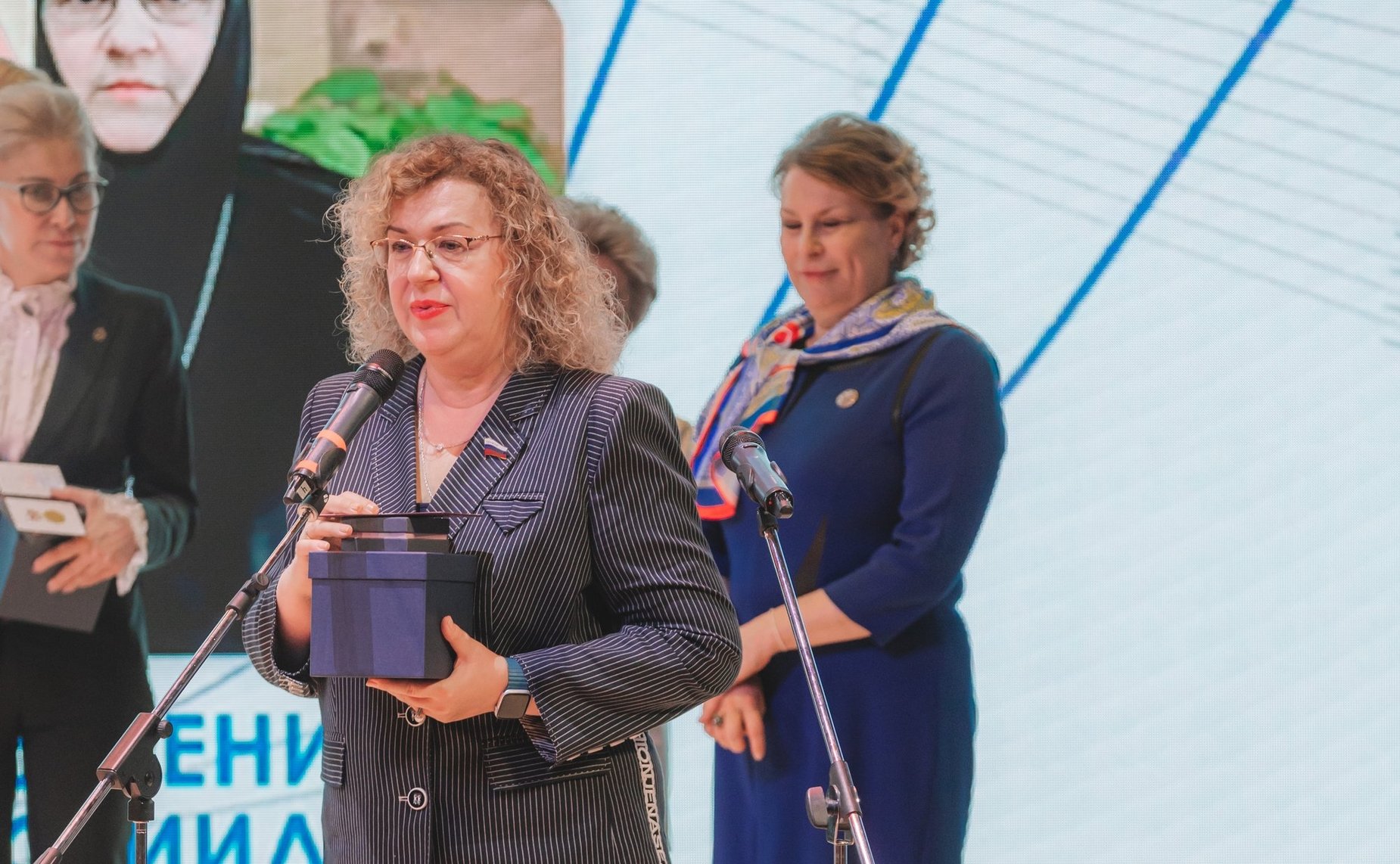 Ольга Епифанова вручила жительнице Республики, многодетной матери Елене Галевой общественную награду «Мать-героиня» 2 степени