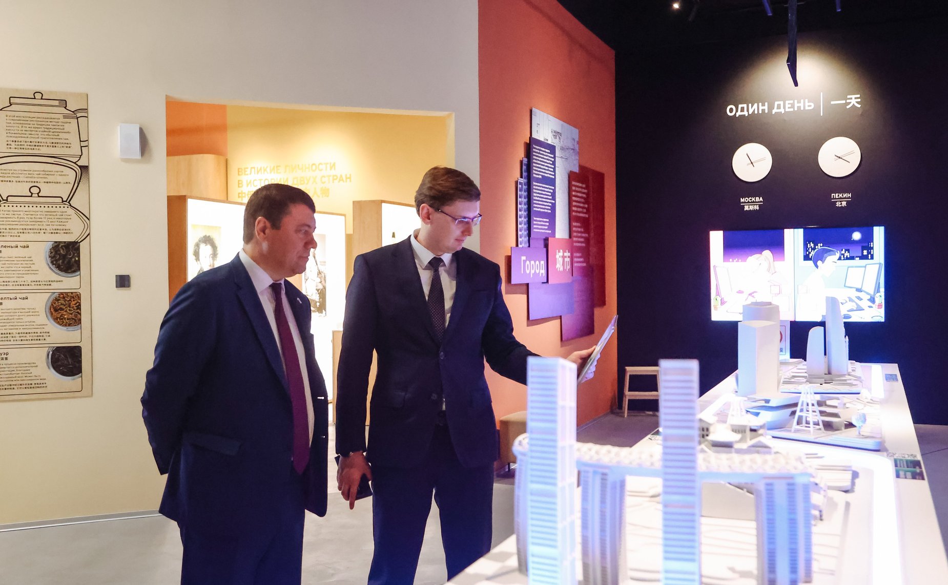 Сенаторы РФ посетили Дом Российско-Китайской дружбы и ознакомились с проектами строительства трансграничной канатной дороги через реку Амур и международного конгрессного выставочного центра, гостиничного комплекса