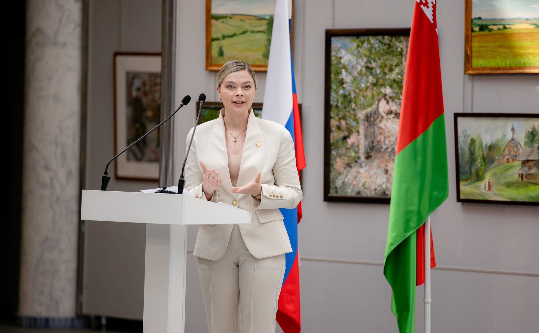 В Смоленске прошла патриотическая экспедиция «Код непокорённых» с участием молодых активистов из разных регионов России и Беларуси. Пленарная дискуссия проекта «Код непокоренных»