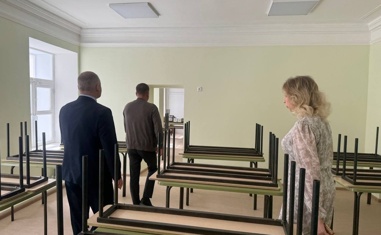Айрат Гибатдинов в рамках контроля за реализацией национальных проектов посетил образовательные учреждения города, где ведутся капитальные ремонтные работы