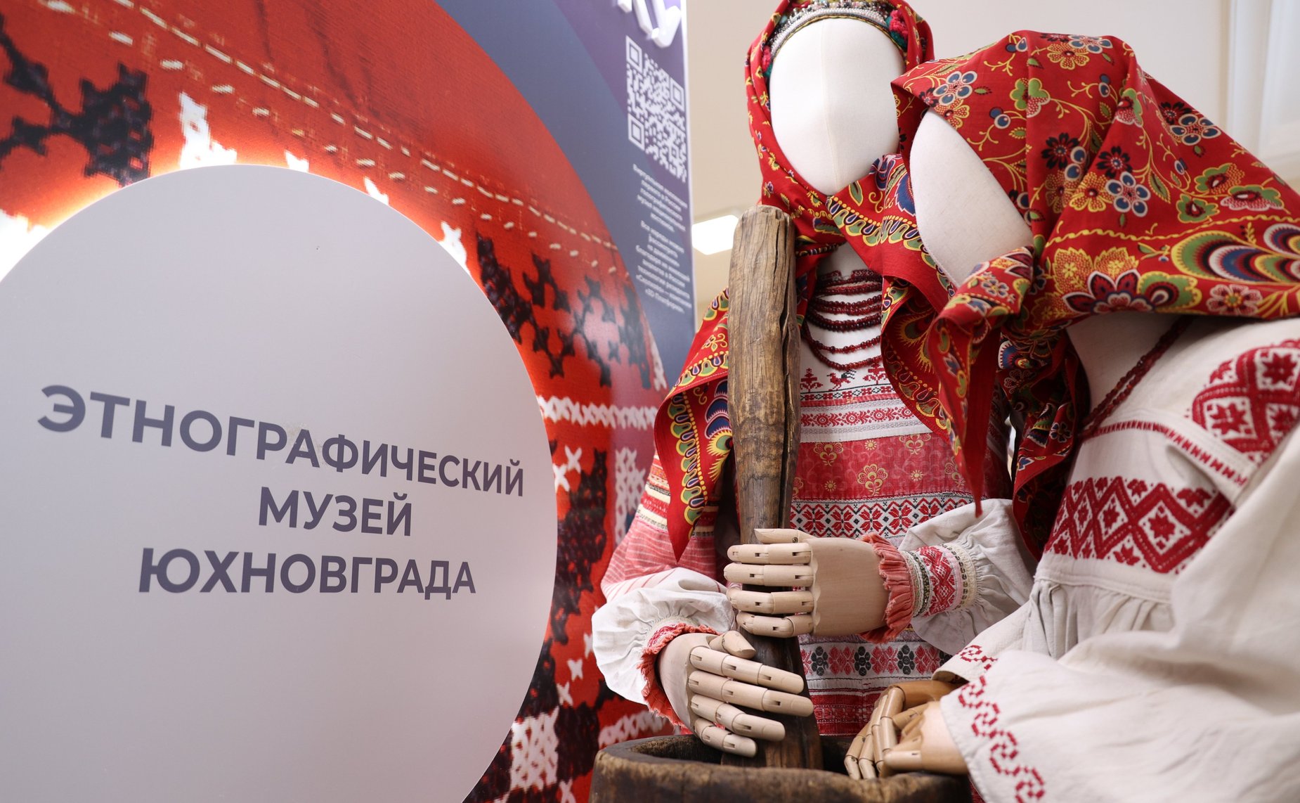 Валентина Матвиенко и Владислав Шапша осмотрели выставку, посвященную достижениям и перспективным направлениям развития Калужской области