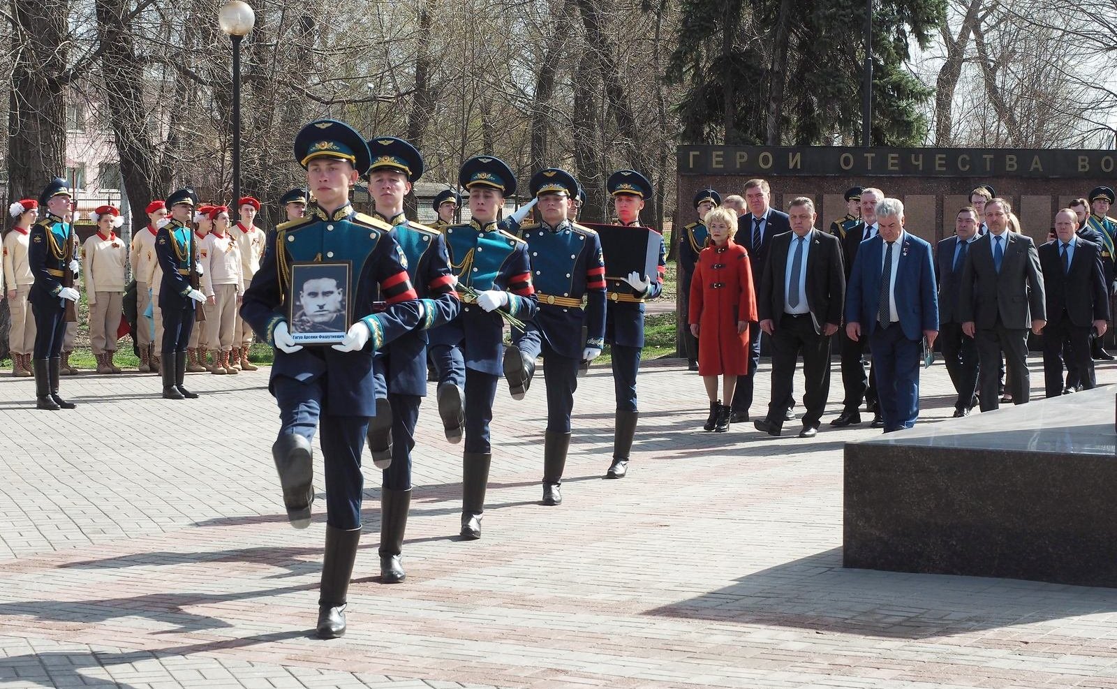 В рамках поездки в регион сенаторы РФ приняли участие в церемонии возложения венков и цветов к Вечному огню в воронежском Парке патриотов и торжественном мероприятии, посвященном передаче останков красноармейца, погибшего в годы Великой Отечественной войн