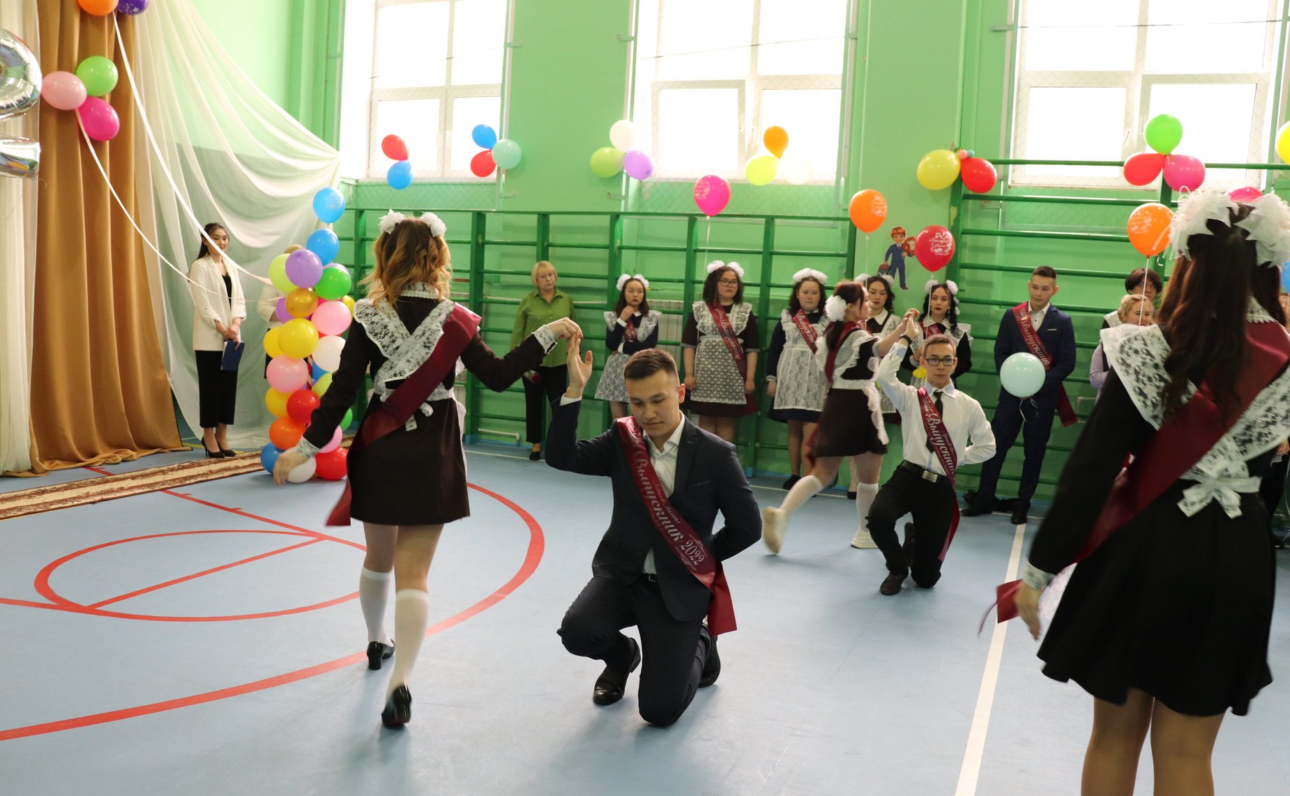 Римма Галушина приняла участие в торжественной линейке, посвященной окончанию учебного года, празднику «Последнего звонка»