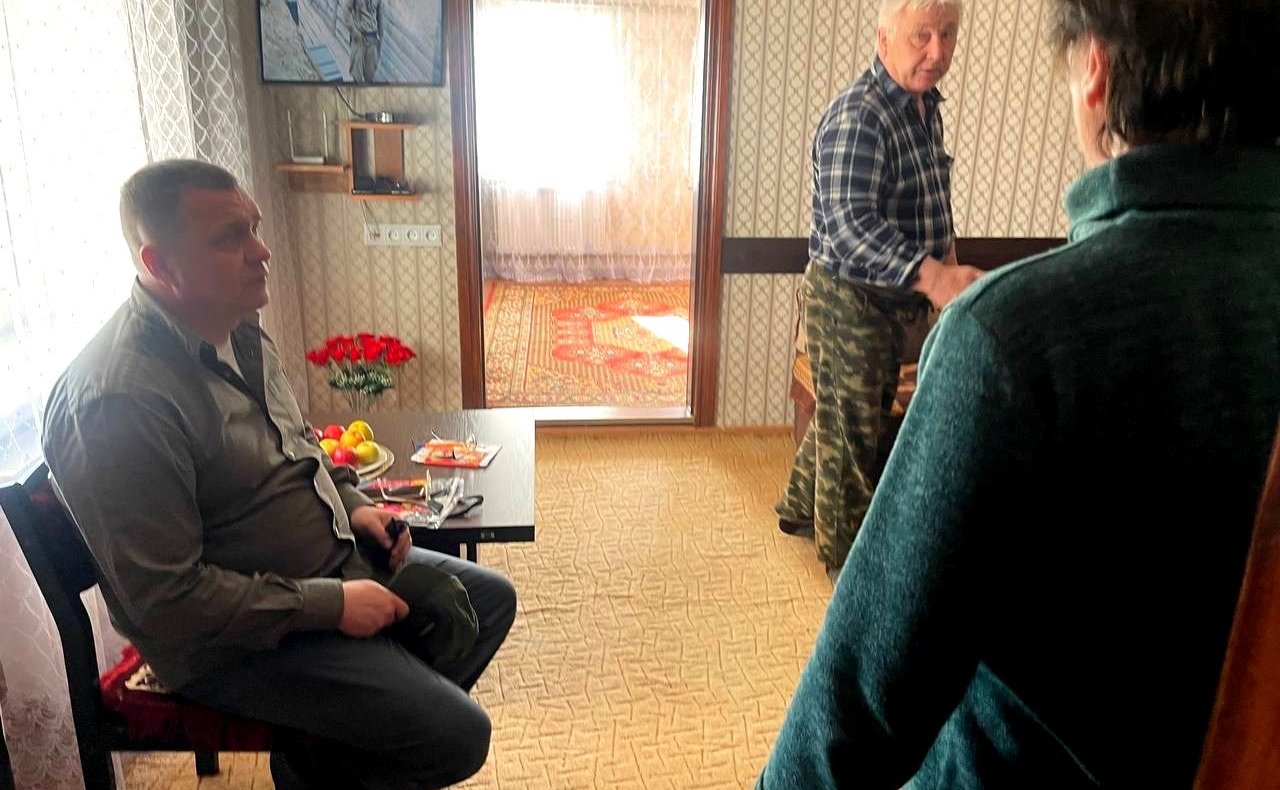 Игорь Кастюкевич посетил пожилых супругов Капраловых, дом которых пострадал в результате обстрела со стороны ВСУ прошлым летом