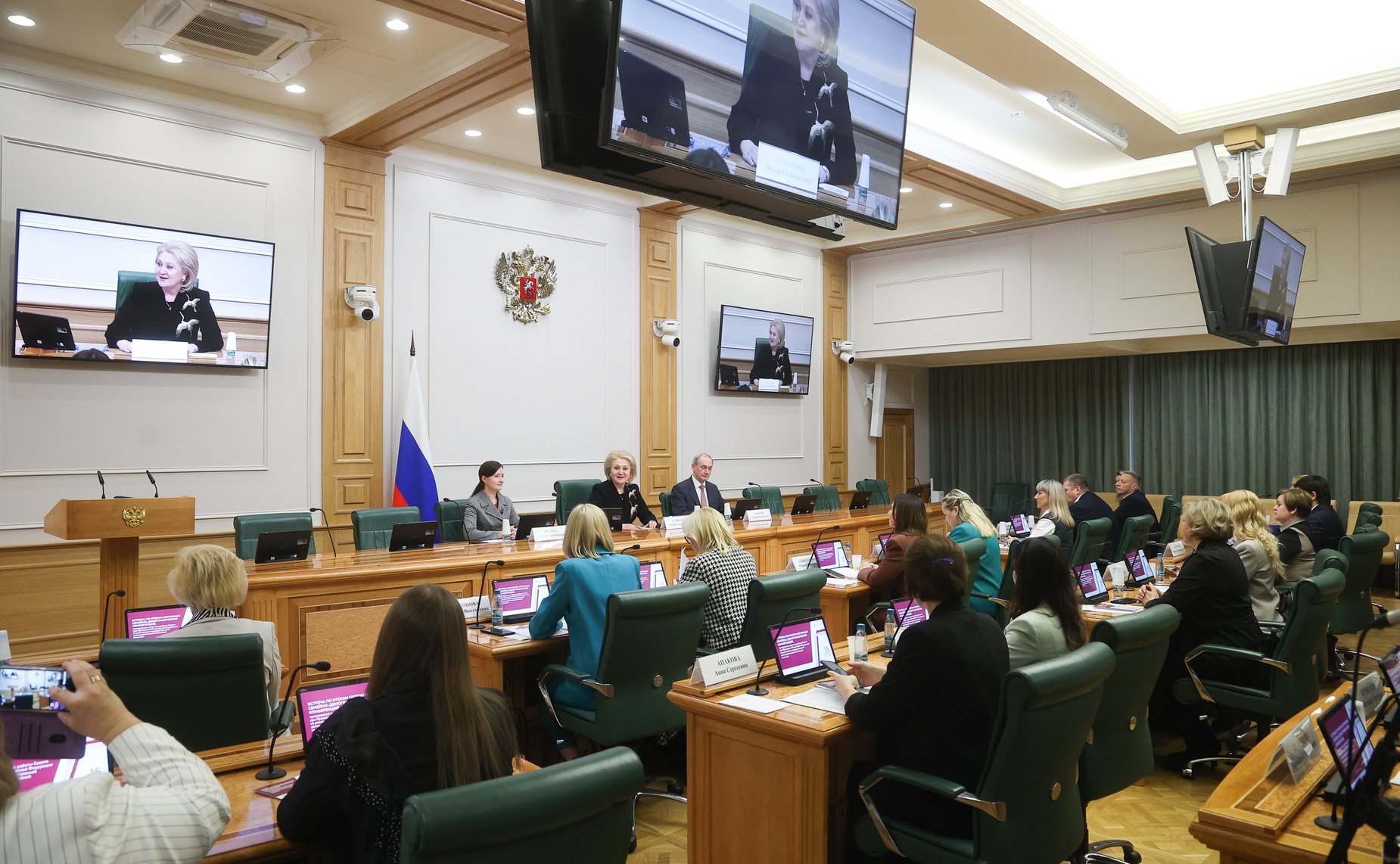 Встреча председателя Комитета СФ по науке, образованию и культуре Лилии Гумеровой с участниками окружных семейно-демографических конференций