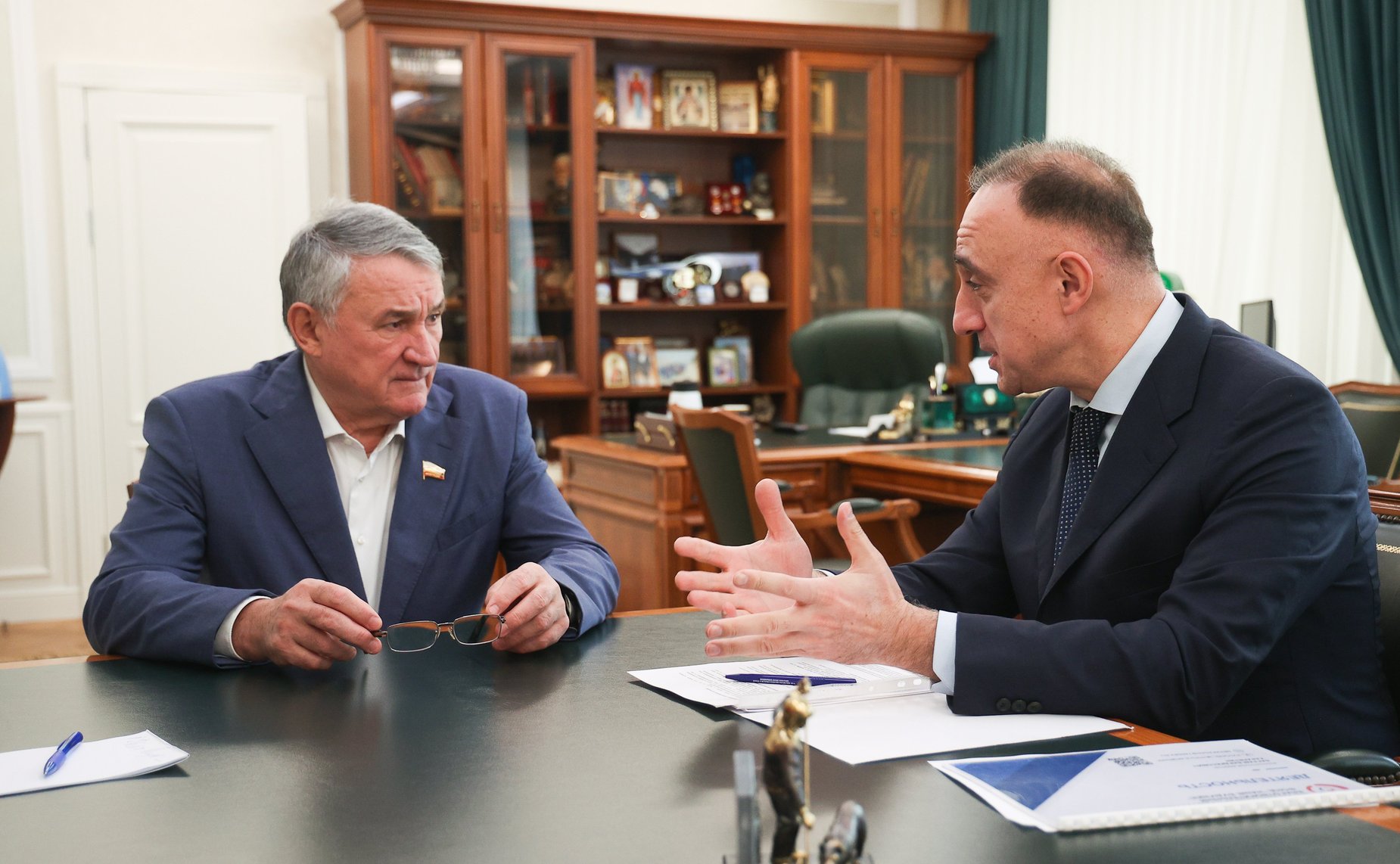 Рабочая встреча заместителя Председателя СФ Юрия Воробьева с Ваграмом Карапетяном, членом Экспертного совета МПК, исполнительным директором образовательно-культурного благотворительного фонда «Наше будущее»