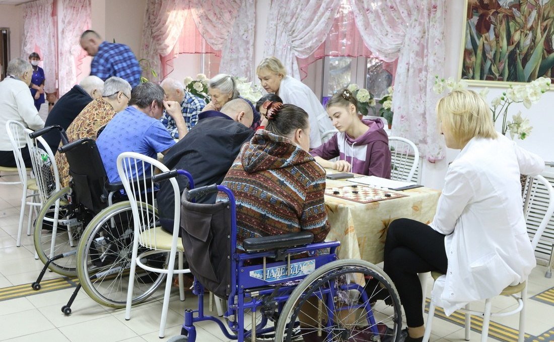 Олег Цепкин проконтролировал работу и техническое оснащение Челябинского геронтологического центра