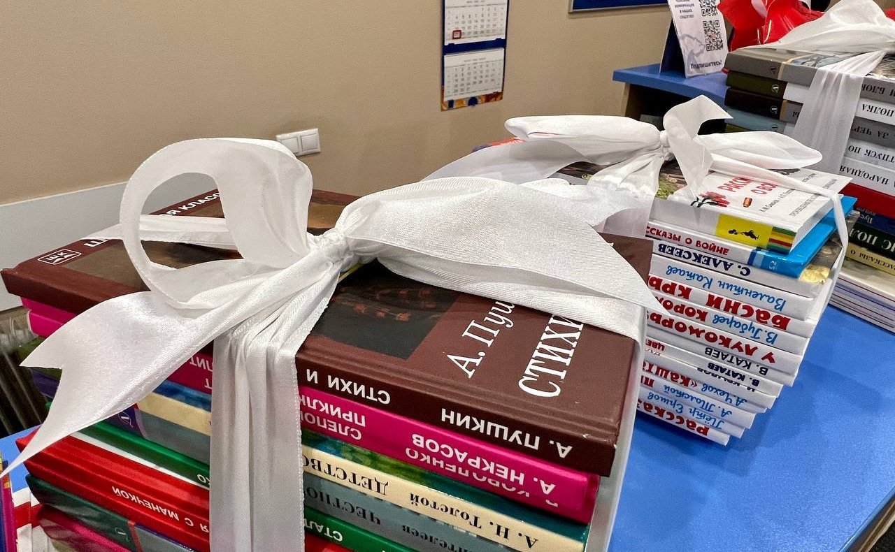 Татьяна Сахарова передала около сотни книг на русском языке, предназначенных для школ и библиотек Донецкой и Луганской народных республик