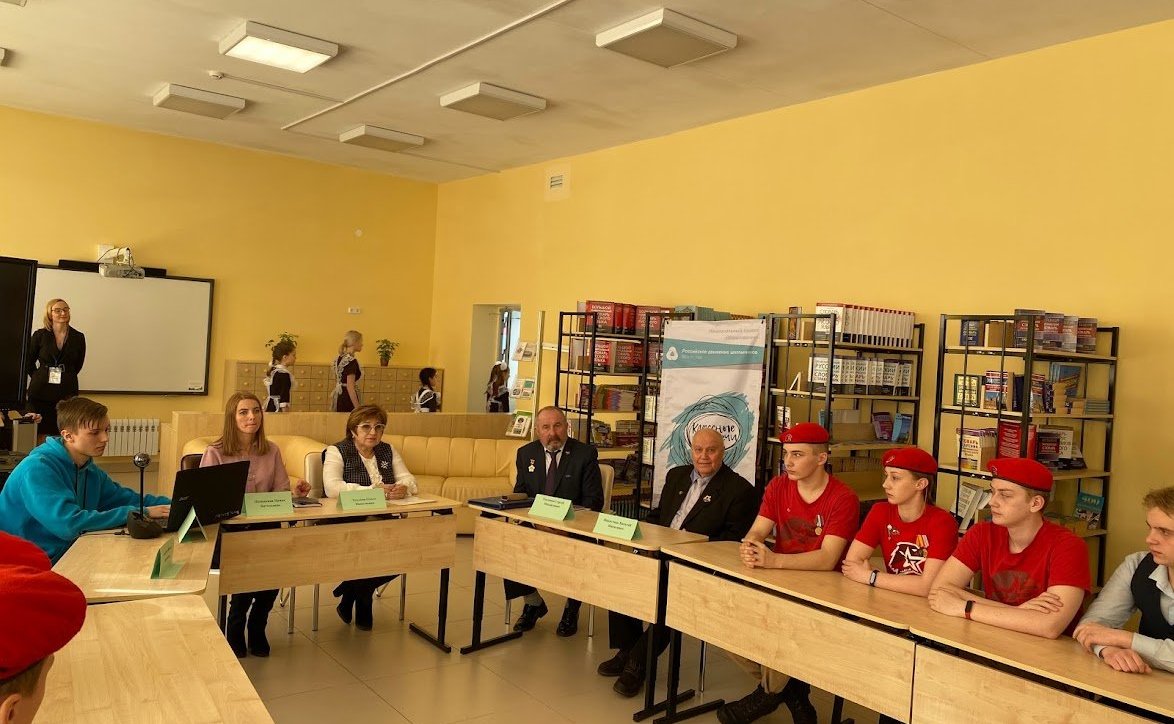 Ольга Хохлова в школе №1 города Собинка пообщалась с учениками средних и старших классов