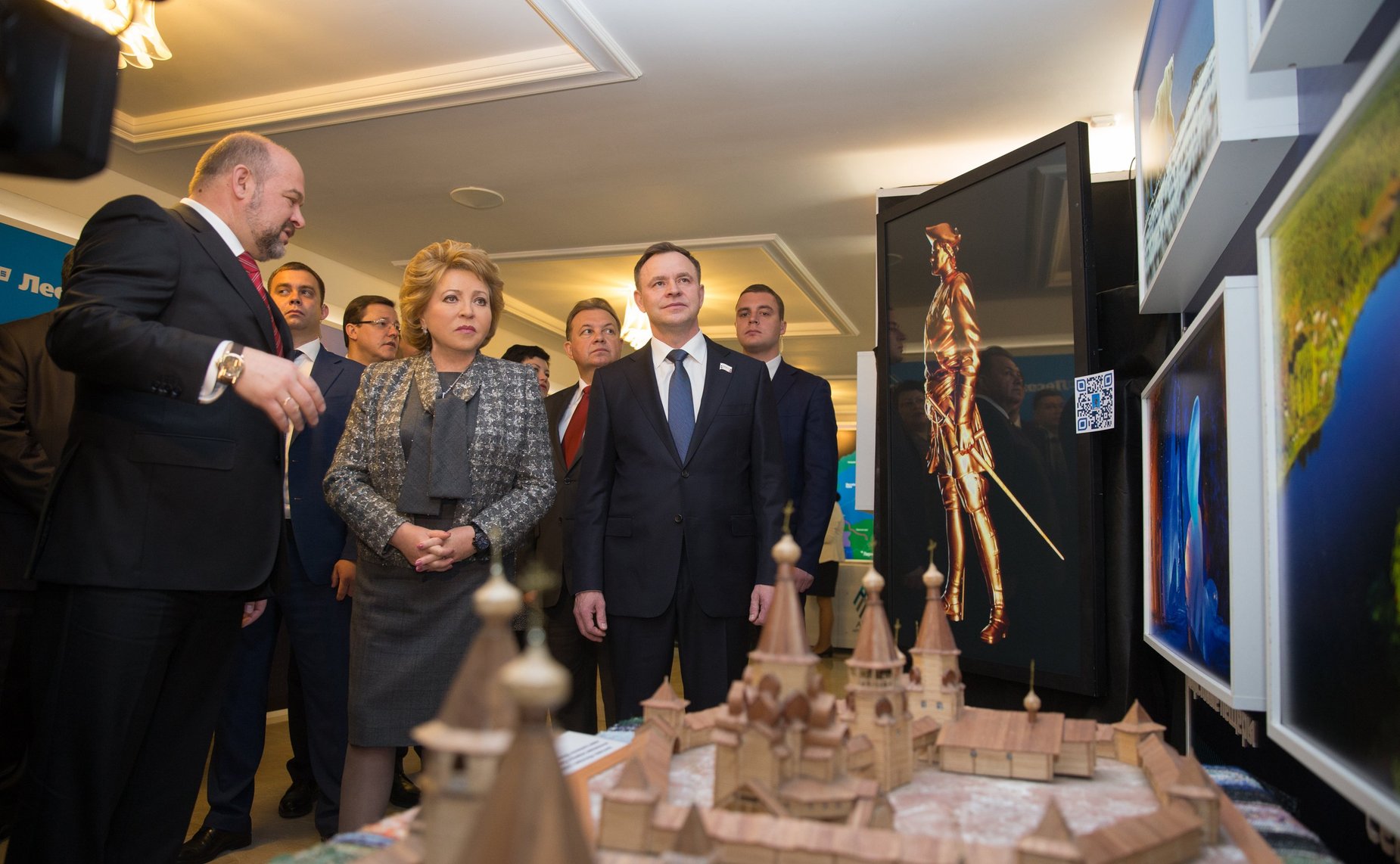 В. Матвиенко и И. Орлов на выставке Архангельской области в Совете Федерации. Май 2017