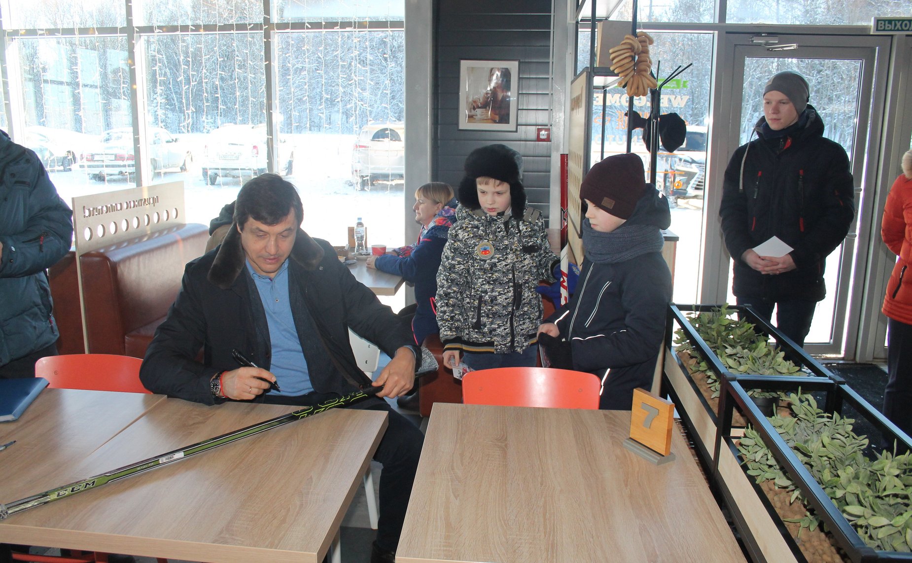 Ю. Воробьев и президент Федерации хоккея Московской области В. Каменский посетили Арктический спасательный центр «Вытегра»