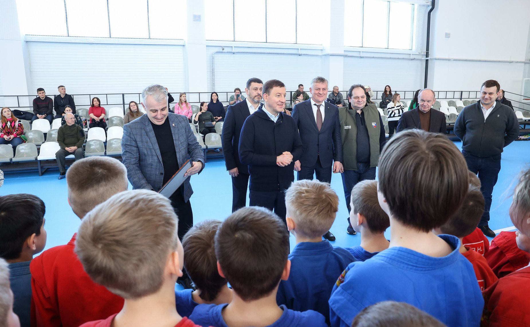 В Еврейской автономной области первый заместитель Председателя СФ Андрей Турчак с губернатором Ростиславом Гольдштейном посетили ФОК «Воин»