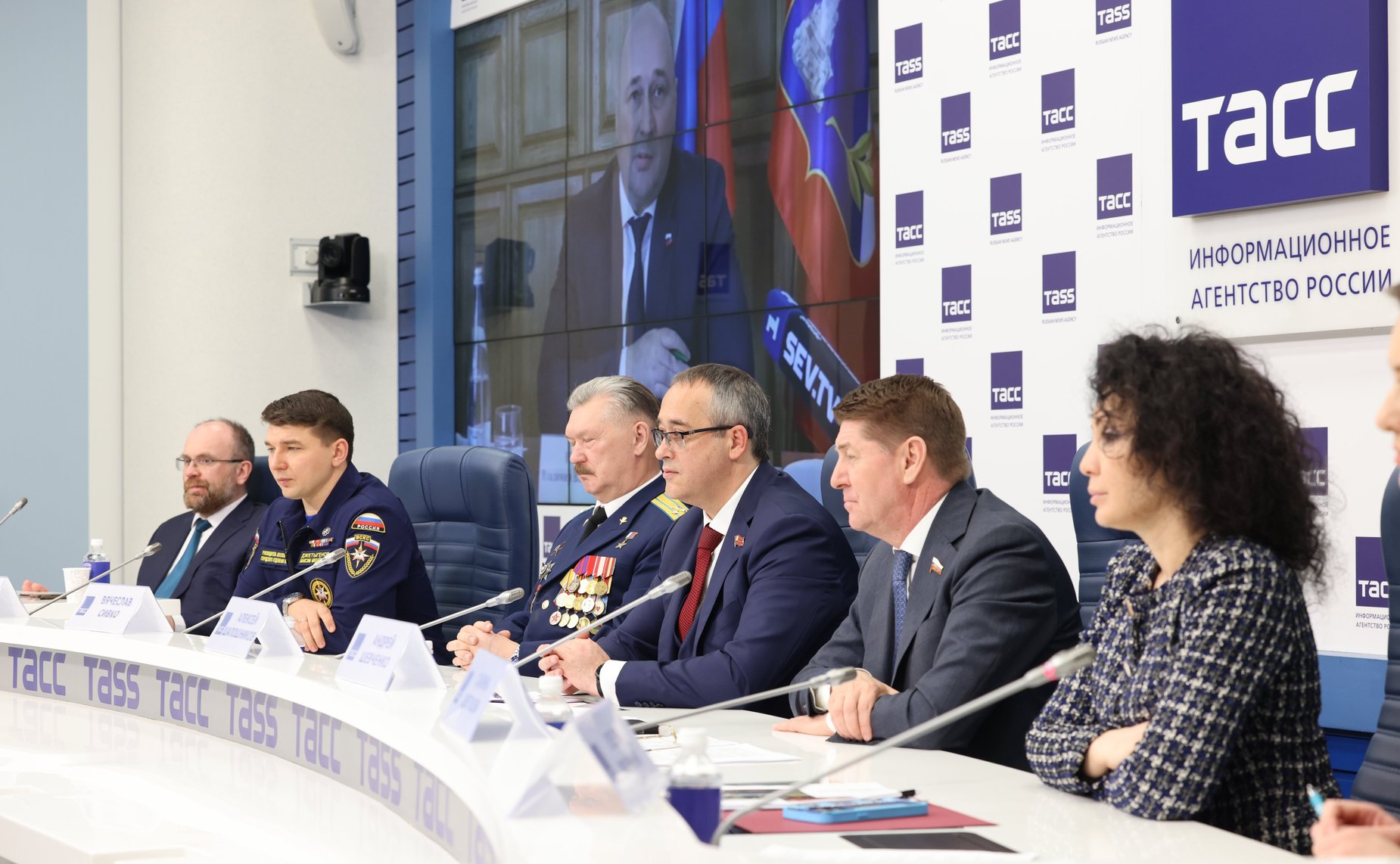 В пресс-центре ТАСС председатель Комитета СФ по федеративному устройству, региональной политике,МСУ и делам Севера Андрей Шевченко принял участие в пресс-конференции, посвященной запуску патриотического проекта «Города-герои – города Героев»