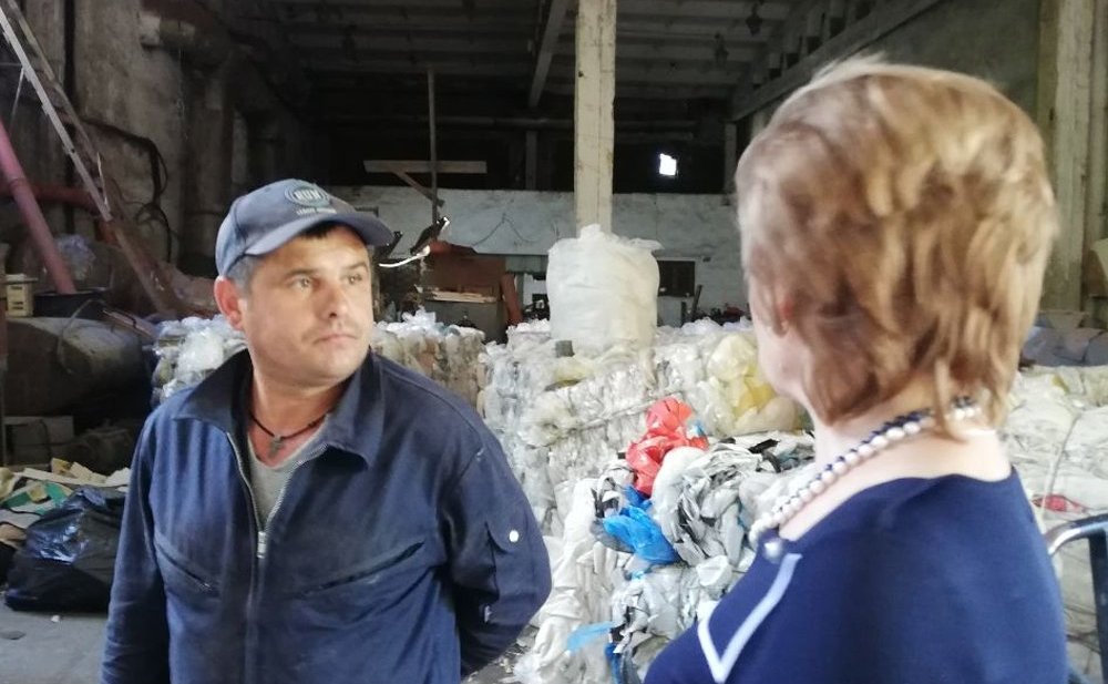 Татьяна Гигель в ходе рабочей поездки побывала на одном из предприятий края, которое уже несколько лет профессионально занимается переработкой вторичного сырья