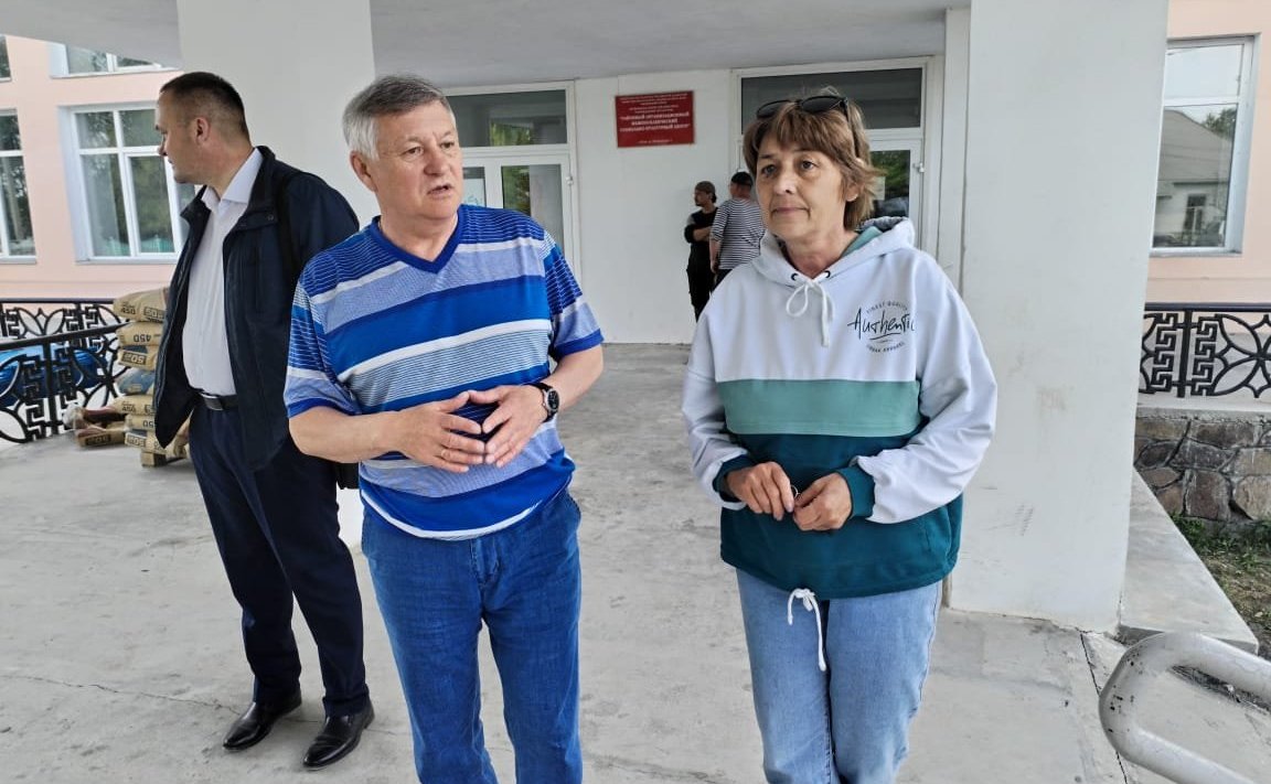 Сергей Михайлов в ходе рабочей поездки в регион осмотрел социальные объекты в селе Кыра, ремонт которых проходит в рамках федеральной программы «Комплексное развитие сельских территорий»
