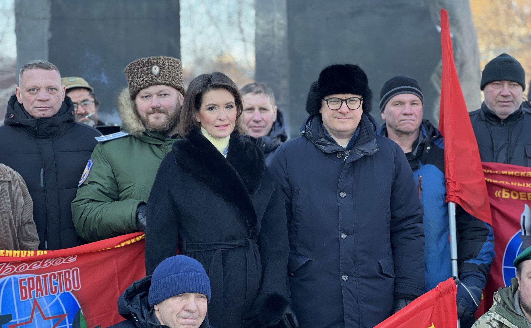 Маргарита Павлова приняла участие в торжественной церемонии возложения венков и цветов к памятнику «Доблестным сынам Отечества» на челябинской Аллее Славы