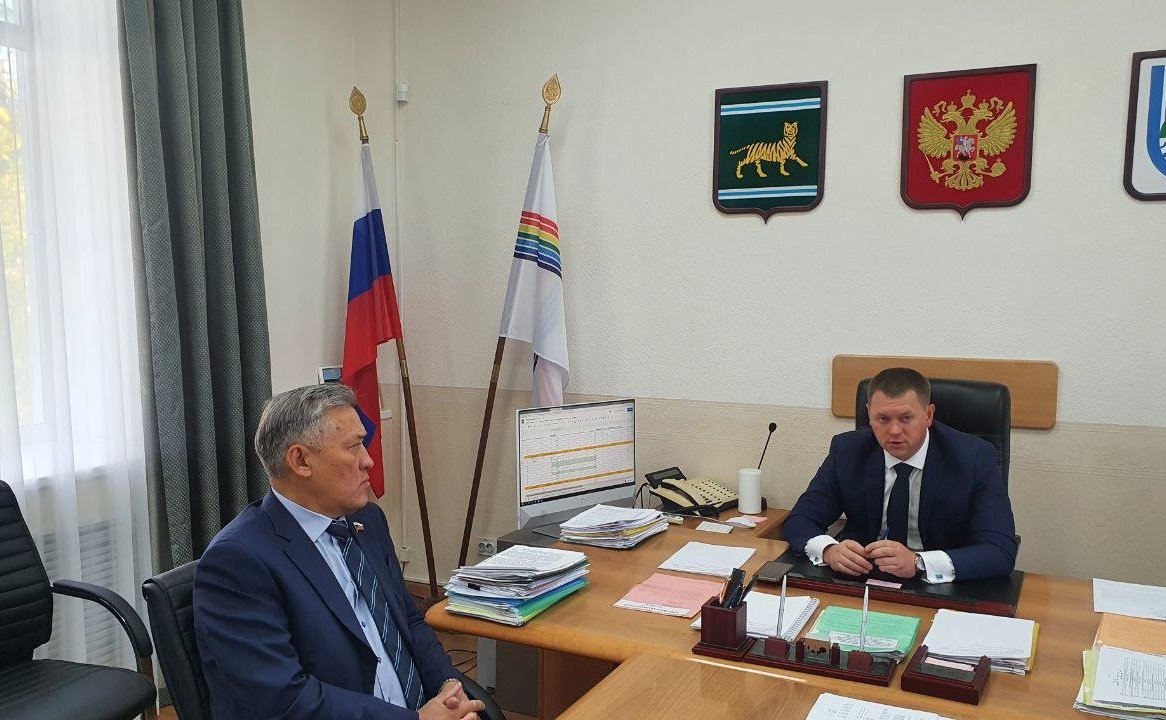 Юрий Валяев в рамках рабочей поездки в регион встретился с мэром города Биробиджан Александром Головатым