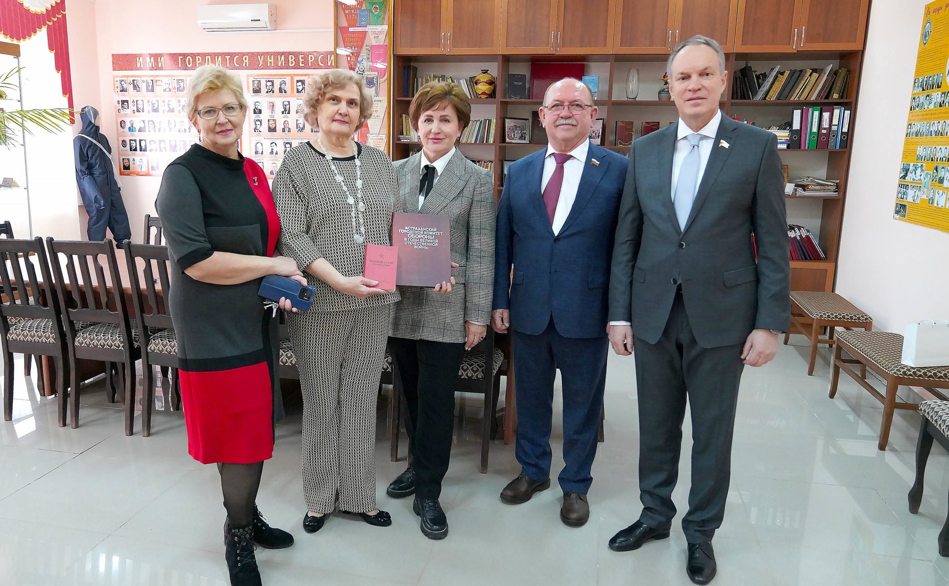 Александр Башкин и Геннадий Орденов посетили в Астраханском государственном медицинском университете экспозицию, посвященную специальной военной операции