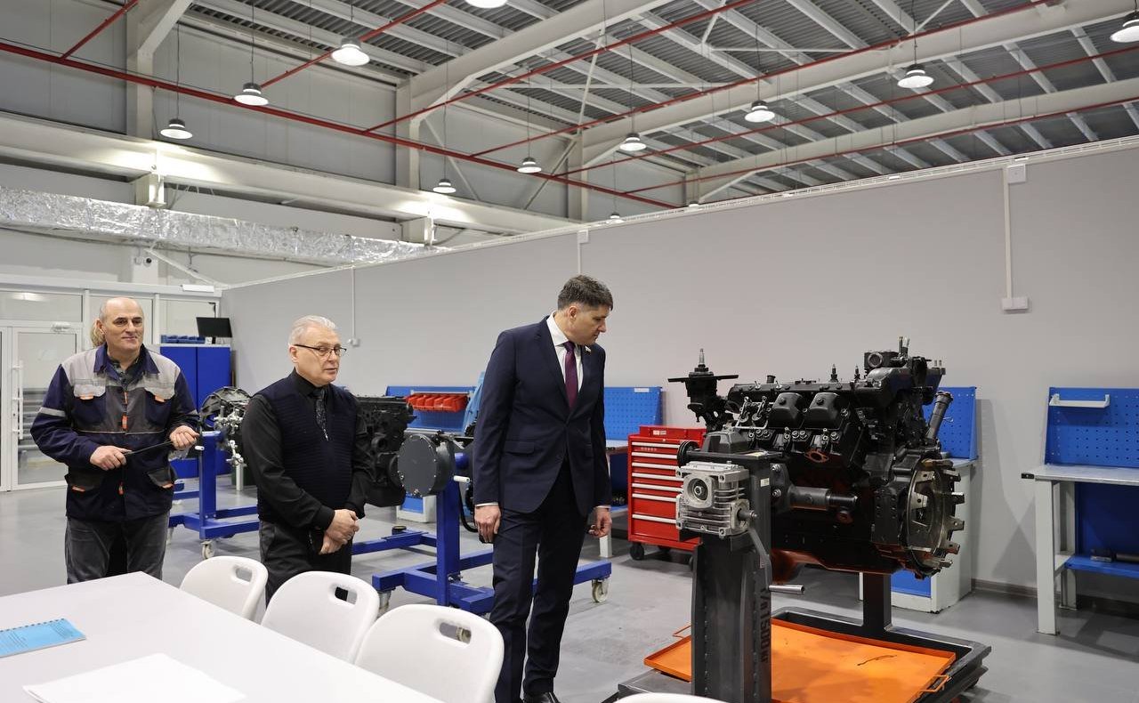 Владимир Пушкарев в ходе региональной поездки посетил в Муравленко построенную школу и реконструированный молодежный клуб