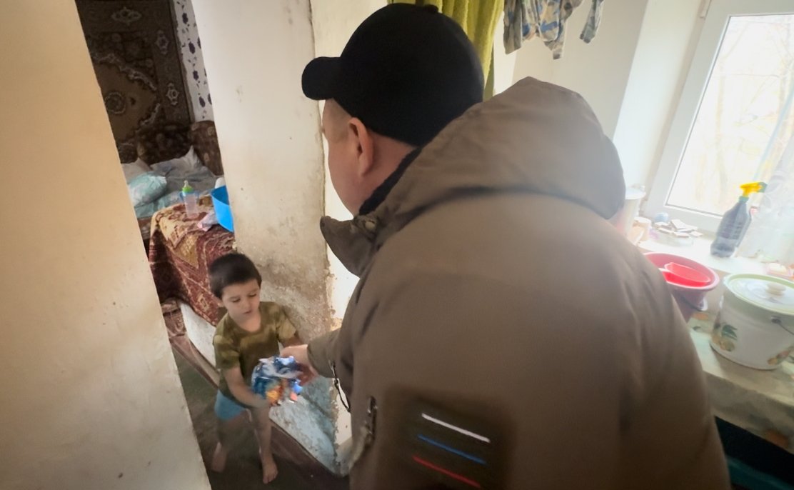 Игорь Кастюкевич посетил несколько многодетных семей и вручил детям новогодние подарки