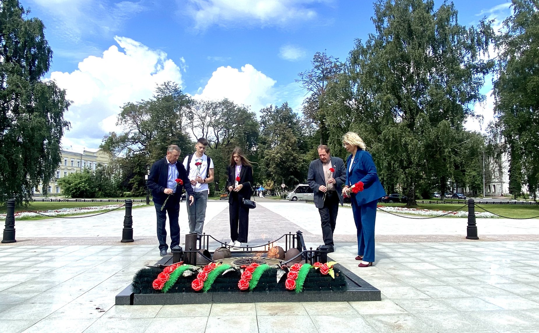 Наталия Косихина и Александр Русаков вместе с ярославскими участниками культурно-образовательного проекта «Поезд Памяти» возложили цветы к памятнику-монументу «Вечный огонь» в честь боевой и трудовой славы ярославцев в годы Великой Отечественной войны 194