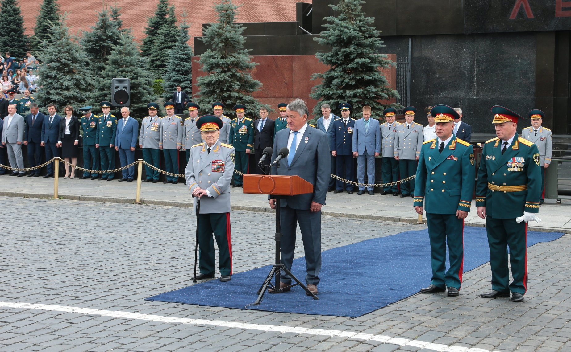 Ю. Воробьев принял участие в церемонии вручения дипломов выпускникам вузов МЧС