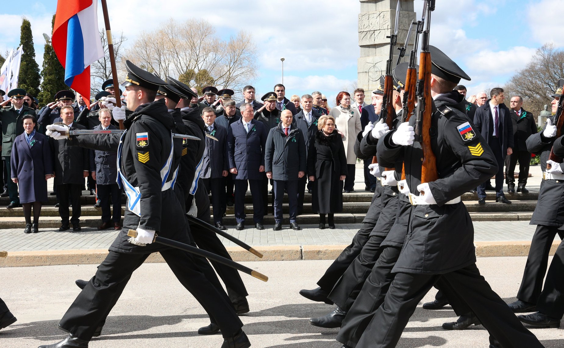 Возложение цветов к мемориалу 1200 гвардейцам, погибшим при штурме Кёнигсберга в апреле 1945 года