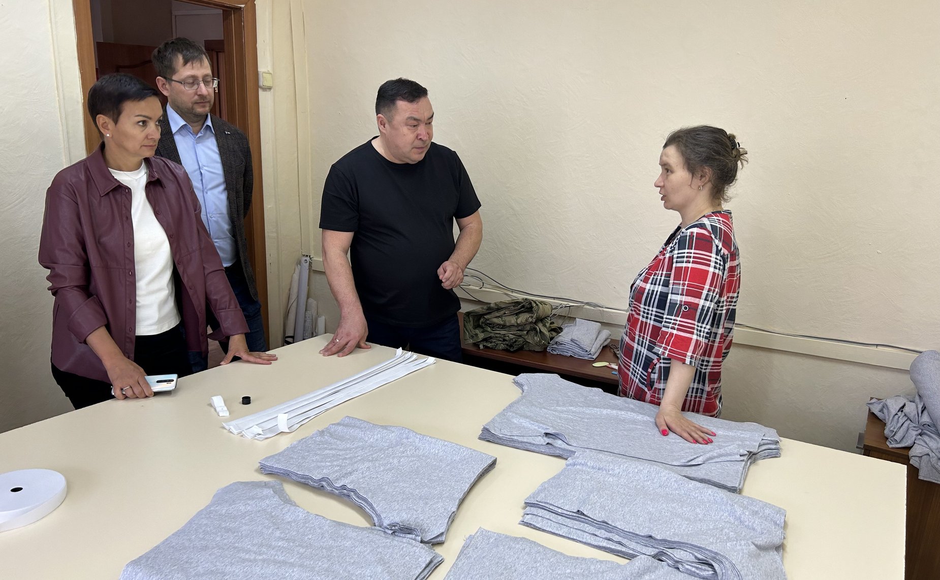 Александр Новьюхов в ходе поездки в регион посетил пункт сбора помощи югорчанам, принимающим участие в специальной военной операции