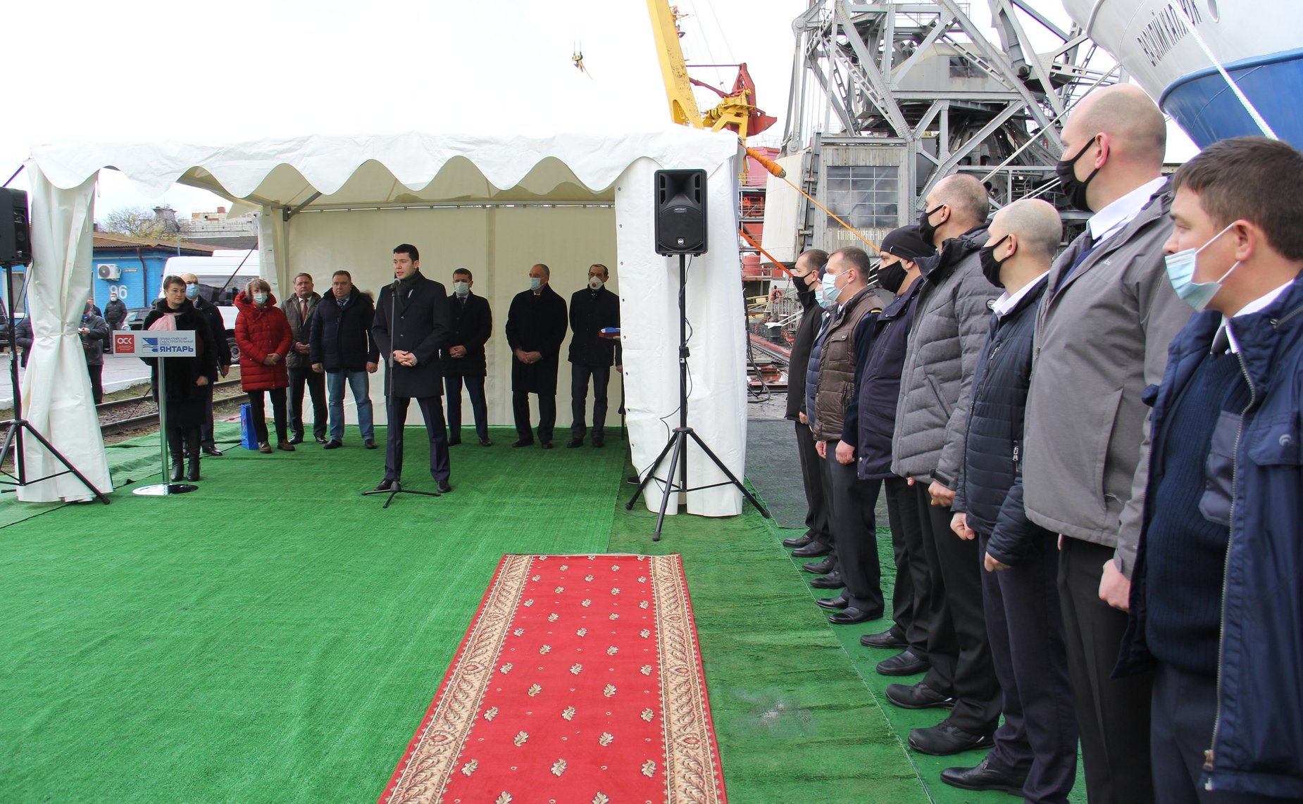 Сергей Митин принял участие в торжественной церемонии поднятия флага на траулере-сейнере «Василий Каплюк»