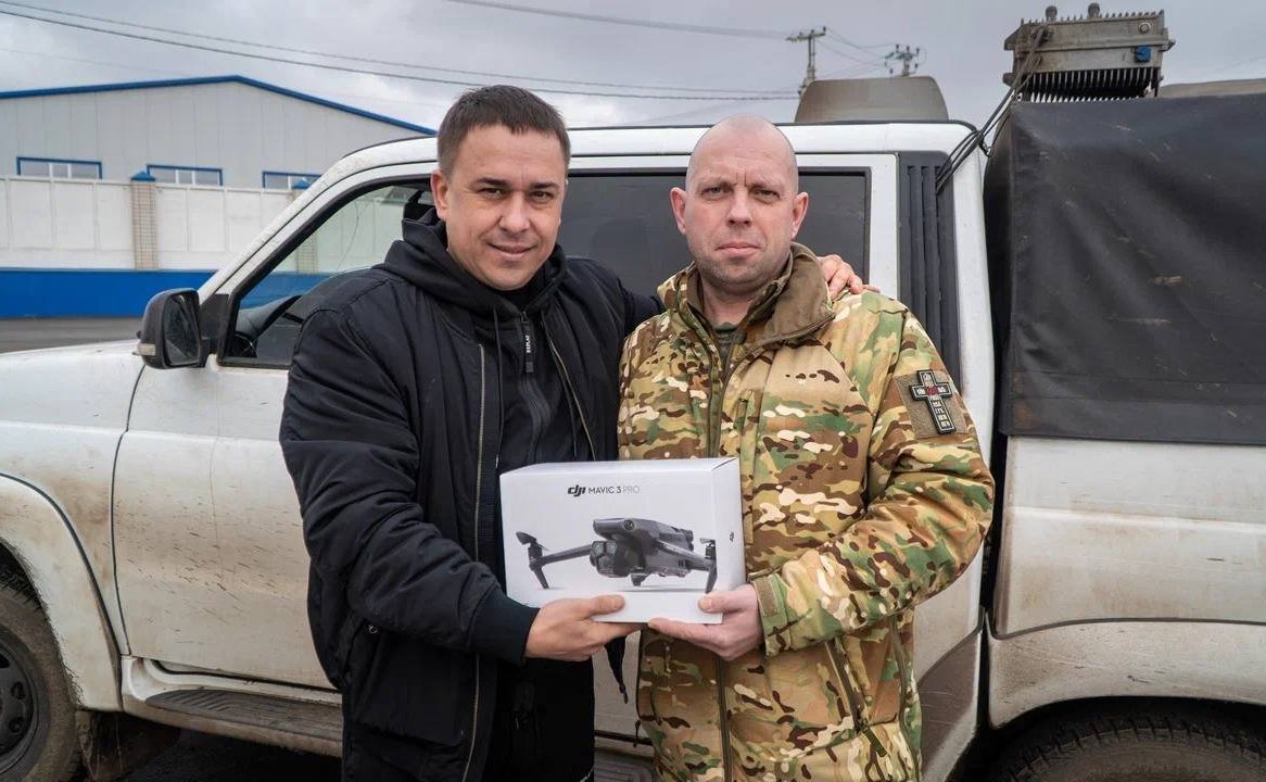 В ходе выезда в Курскую область Айрат Гибатдинов провел встречи с местными жителями и передал гуманитарную помощь в ПВР и в расположения российских военнослужащих