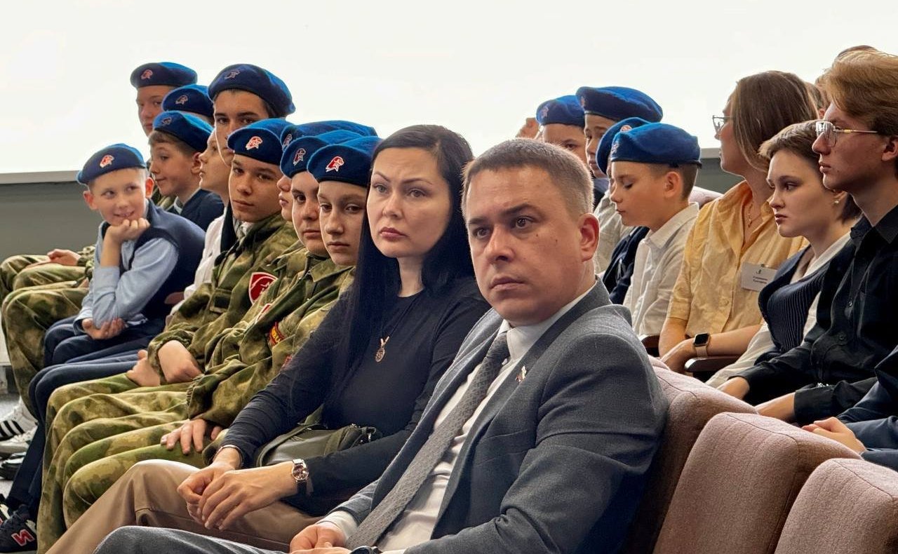 Айрат Гибатдинов вместе с участником СВО, кавалером трех орденов Мужества Денисом Черняковым провели «Урок мужества» в ульяновском лицее № 102