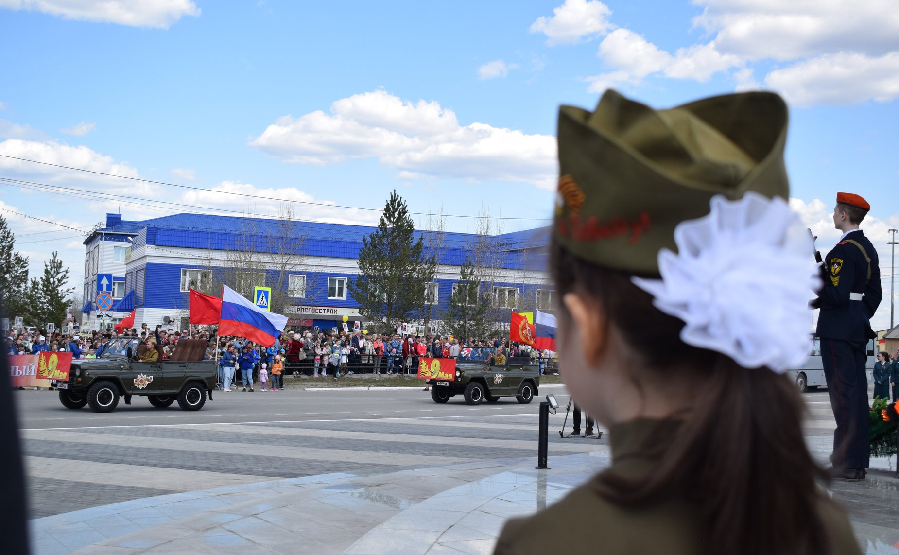 Эдуард Исаков посетил ряд мероприятий, приуроченных к 77-й годовщине Победы в Великой Отечественной войне, и принял участие в шествии «Бессмертный полк» в городе Югорске