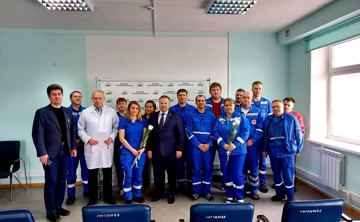 Денис Гусев встретился коллективом отделения скорой медицинской помощи Ненецкой окружной больницы и поздравил дежурные бригады с профессиональным праздником