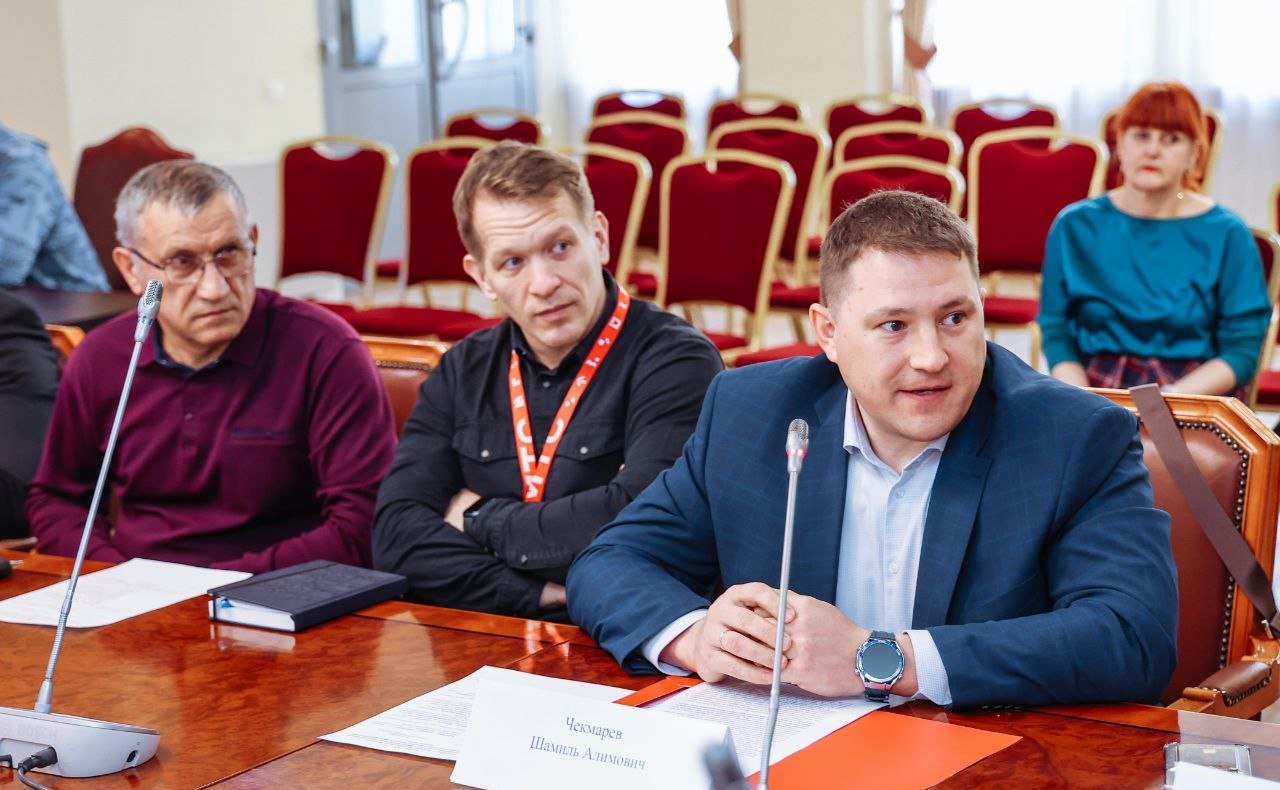 Андрей Хапочкин провёл совещание по проблемам качества связи в новых микрорайонах