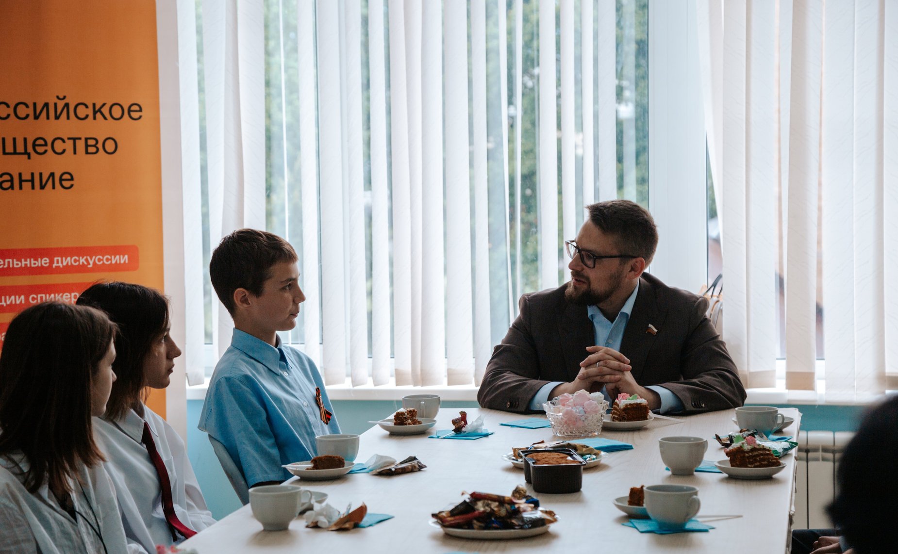 Руслан Смашнев встретился с участниками, занявшими вторые и третьи места в региональном конкурсе видеороликов «Герои моей Смоленщины»