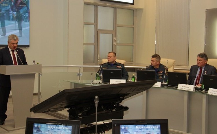 Ю. Воробьев и В. Бондарев обсудили с курсантами университета ГПС МЧС России тематику патриотического воспитания