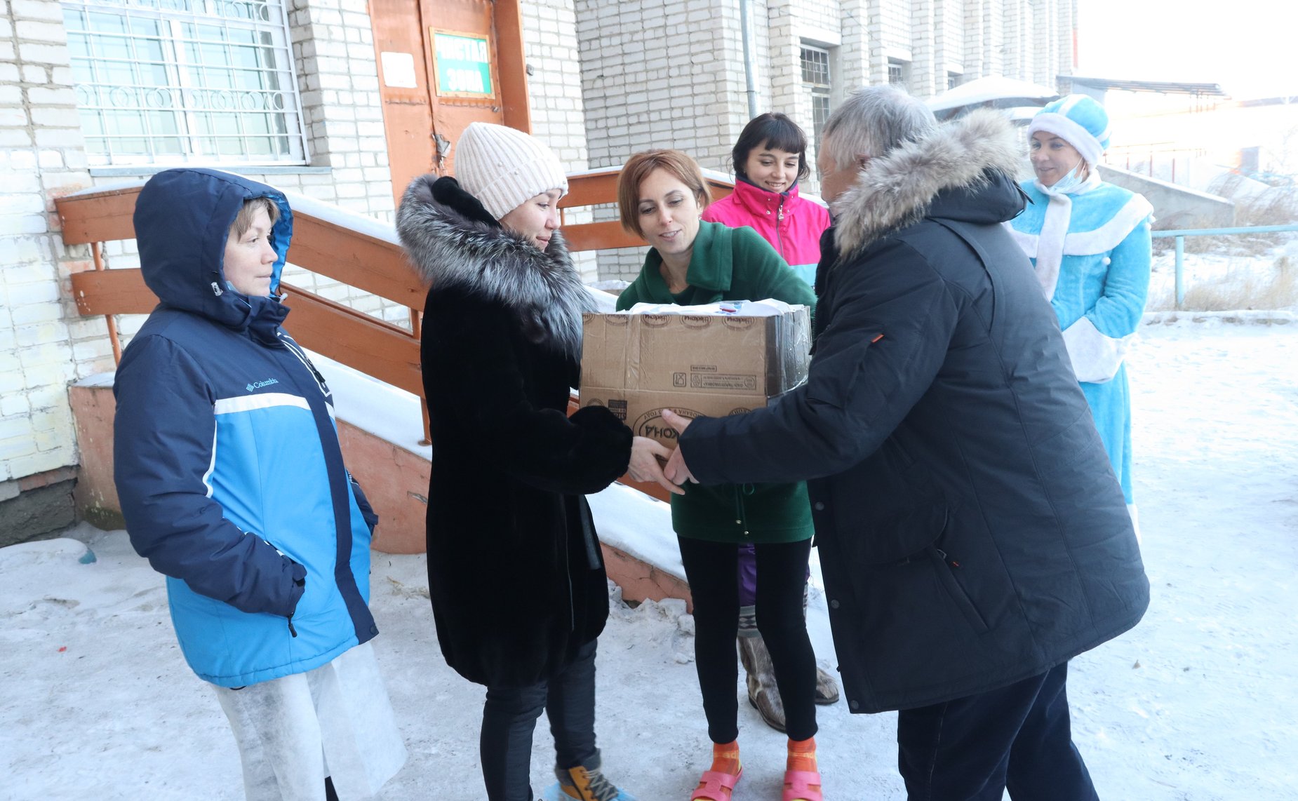 Сергей Михайлов посетил моностационар, который был развернут для борьбы с COVID-19 на базе Нерчинской центральной районной больницы и поздравил медицинский персонал с наступающим Новым годом