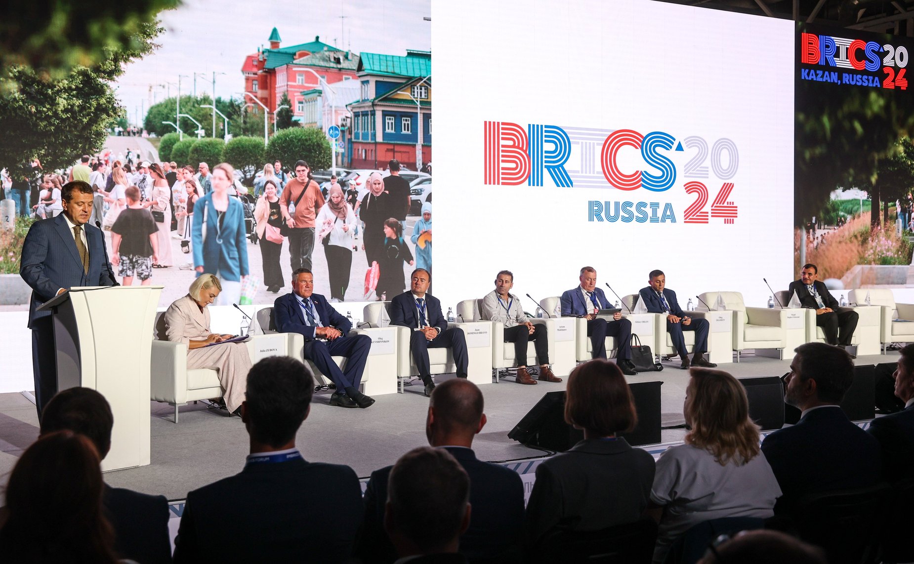 Заседание сессии «Современные тренды развития партнерских отношений и сотрудничества между городами и регионами БРИКС»