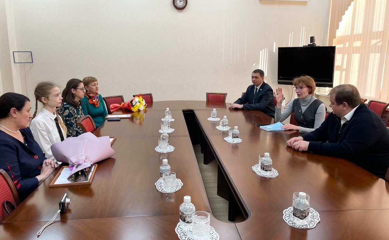 Сергей Безденежных наградил победителя шестого Всероссийского детского творческого конкурса «Портрет твоего края»