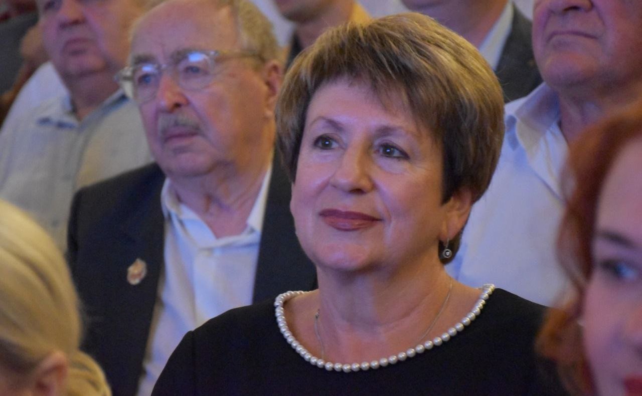 Екатерина Алтабаева вручила Благодарность Председателя СФ коллективу Севастопольской стоматологической поликлиники №1