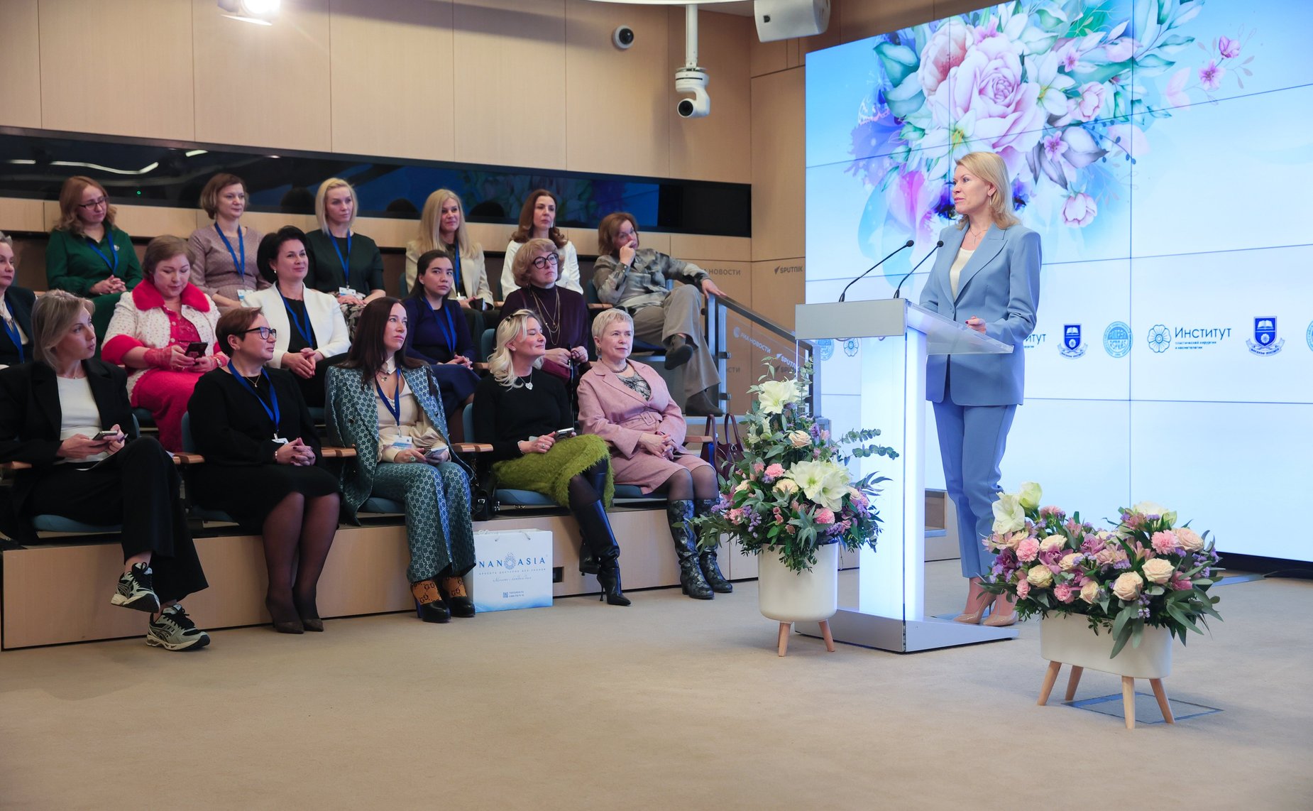 Заседание Дискуссионного клуба им. В.Г. Змазовой на тему: «Красота в женских руках!» (фото МИА «Россия Сегодня»)