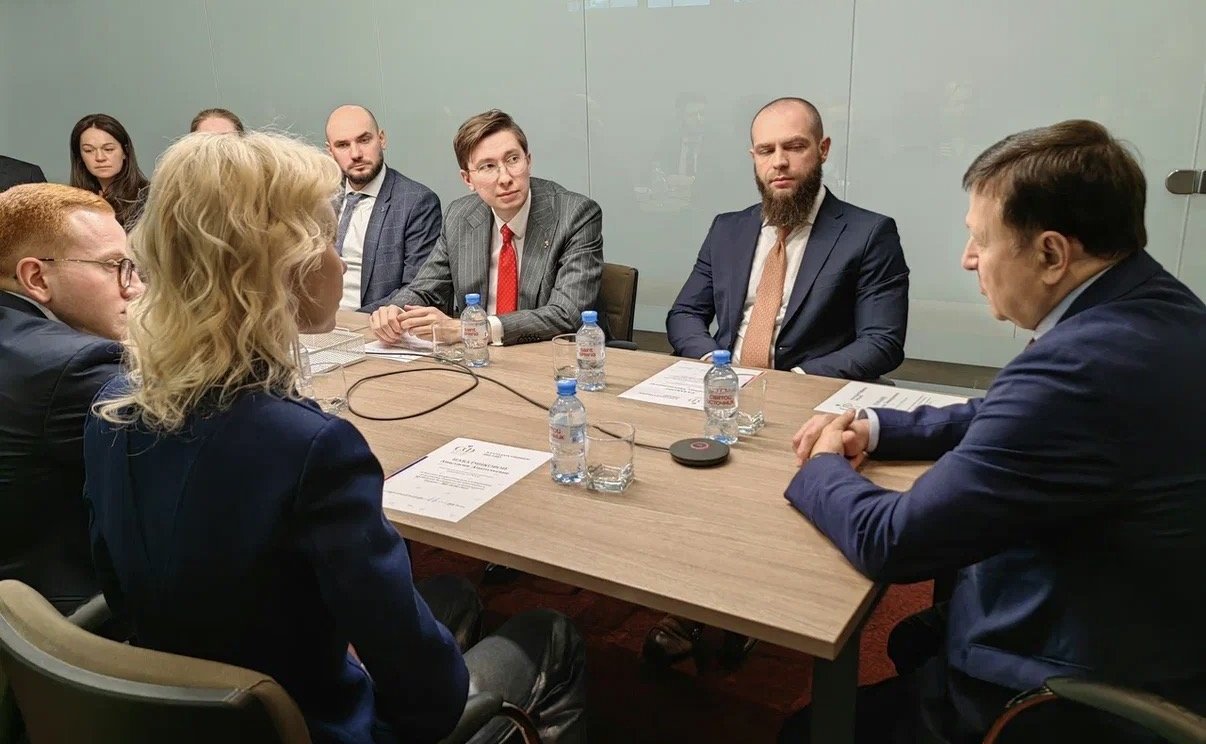 Александр Ролик вручил награды за проведение Восточного экономического форума