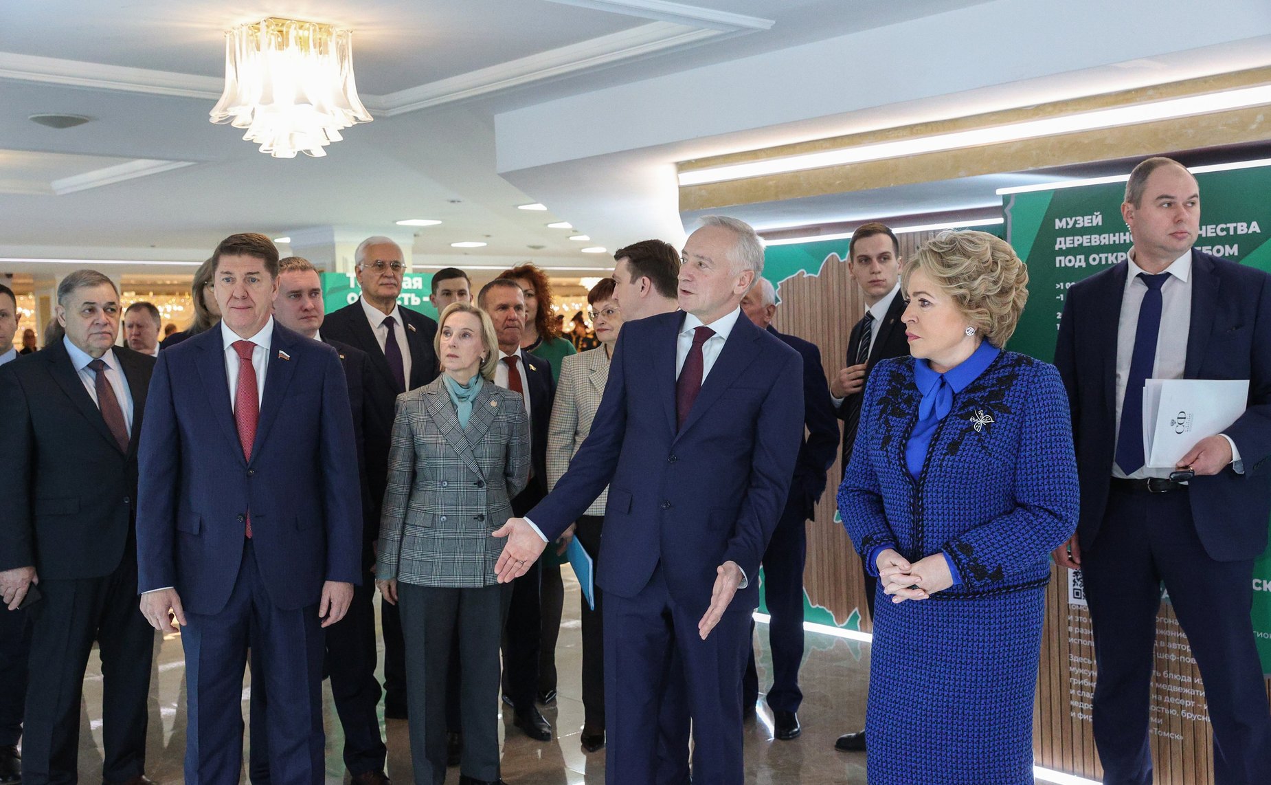 Глава Совета Федерации и губернатор Томской области осмотрели выставку, посвященную региону