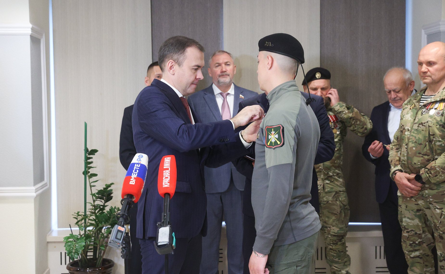 Торжественное награждение военнослужащих в рамках проведения открытия патриотической выставки фотографий военнослужащих Отдельной диверсионной штурмовой бригады «Ветераны»