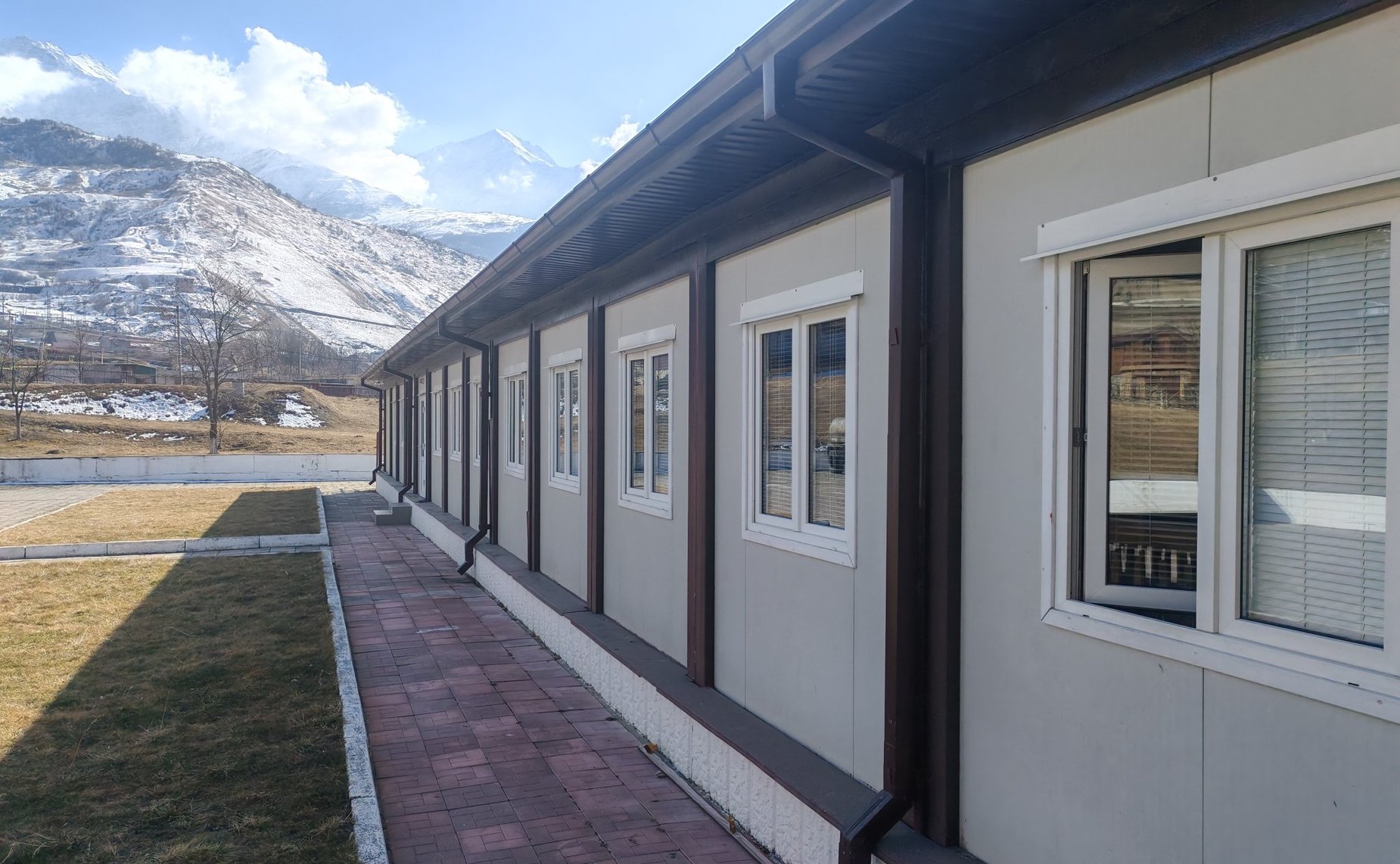 Виталий Назаренко в рамках региональной недели посетил в поселке Верхний Фиагдон в Алагирском районе несколько социально значимых объектов