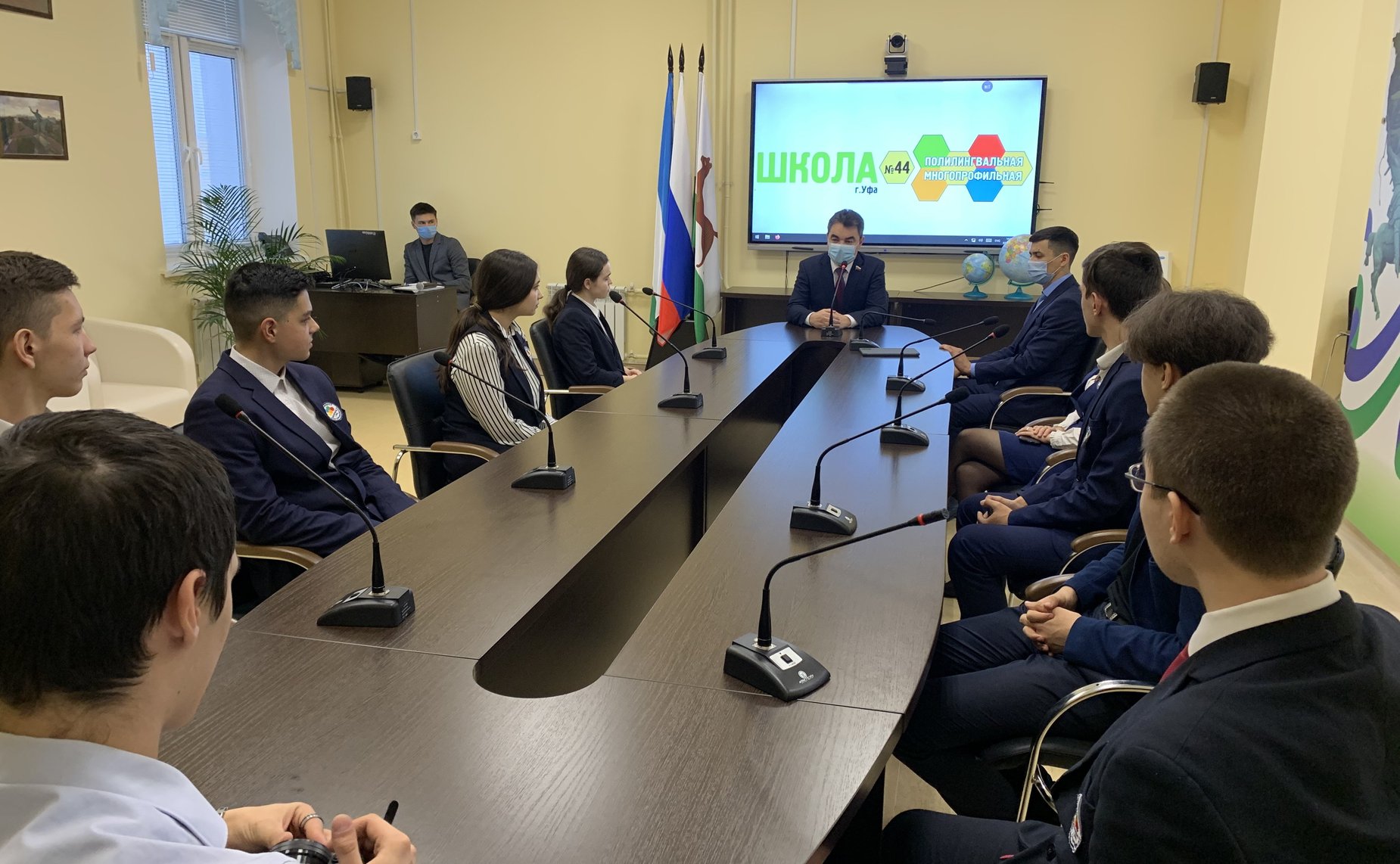 Ирек Ялалов провел открытый урок с учениками полилингвальной многопрофильной школы в Уфе
